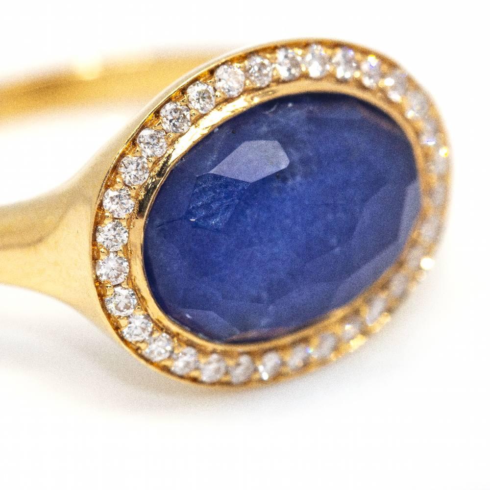 Anello in oro giallo per donna  32x diamanti taglio Brilliante con peso totale di 0,22ct  1x Zaffiro ovale sfaccettato di 13x9mm con peso totale di 0,90ct  Taglia 14,5  Oro giallo 18kt  6,60 grammi  Articolo nuovo di zecca  Rif. D362105SO