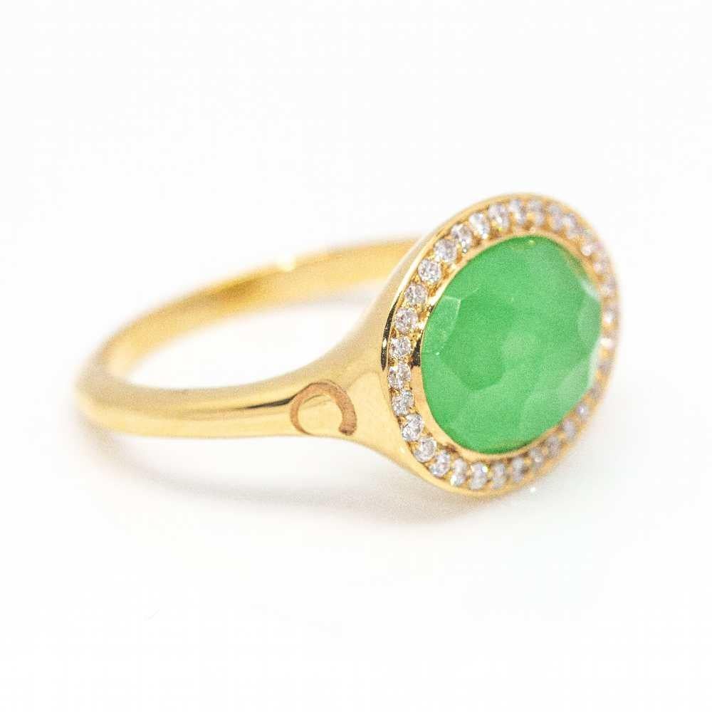 Anello in oro giallo per donna: 32x diamanti taglio Brilliante con peso totale di 0,22 ct.  1x Crisoprasio ovale sfaccettato 13x9mm con peso totale 0,90ct  Taglia 14,5  Oro giallo 18kt  6,60 grammi  Articolo nuovo di zecca  Rif. D361907SO