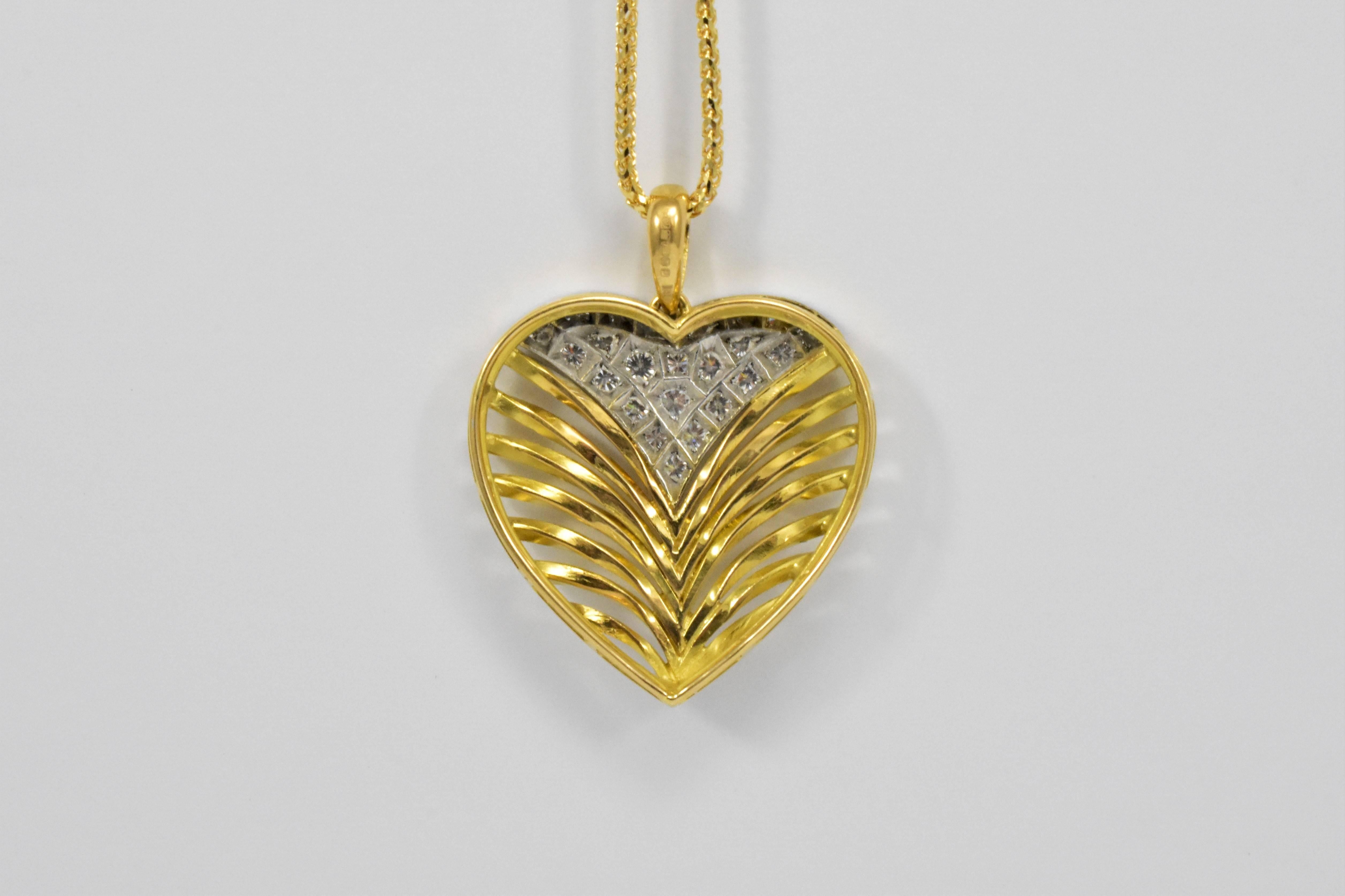 Daou Diamond, White & Yellow Gold Heart Pendant Necklace with Leaf Motif Detail In New Condition For Sale In London, EMEA - British Isles