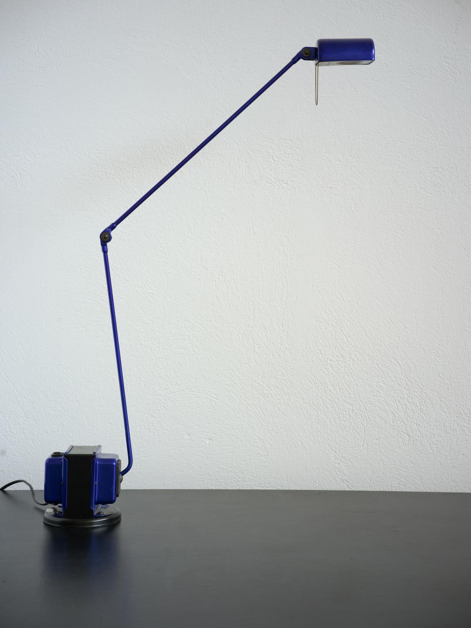 Der Designer Tommaso Cimini hat mit der Lumina Daphine Tavolo Classic eine echte Stilikone geschaffen. Die schlanke Tischleuchte wurde 1973 entworfen und hat bis heute nichts von ihrem Reiz verloren. Schon die Stromversorgung dieser charmanten