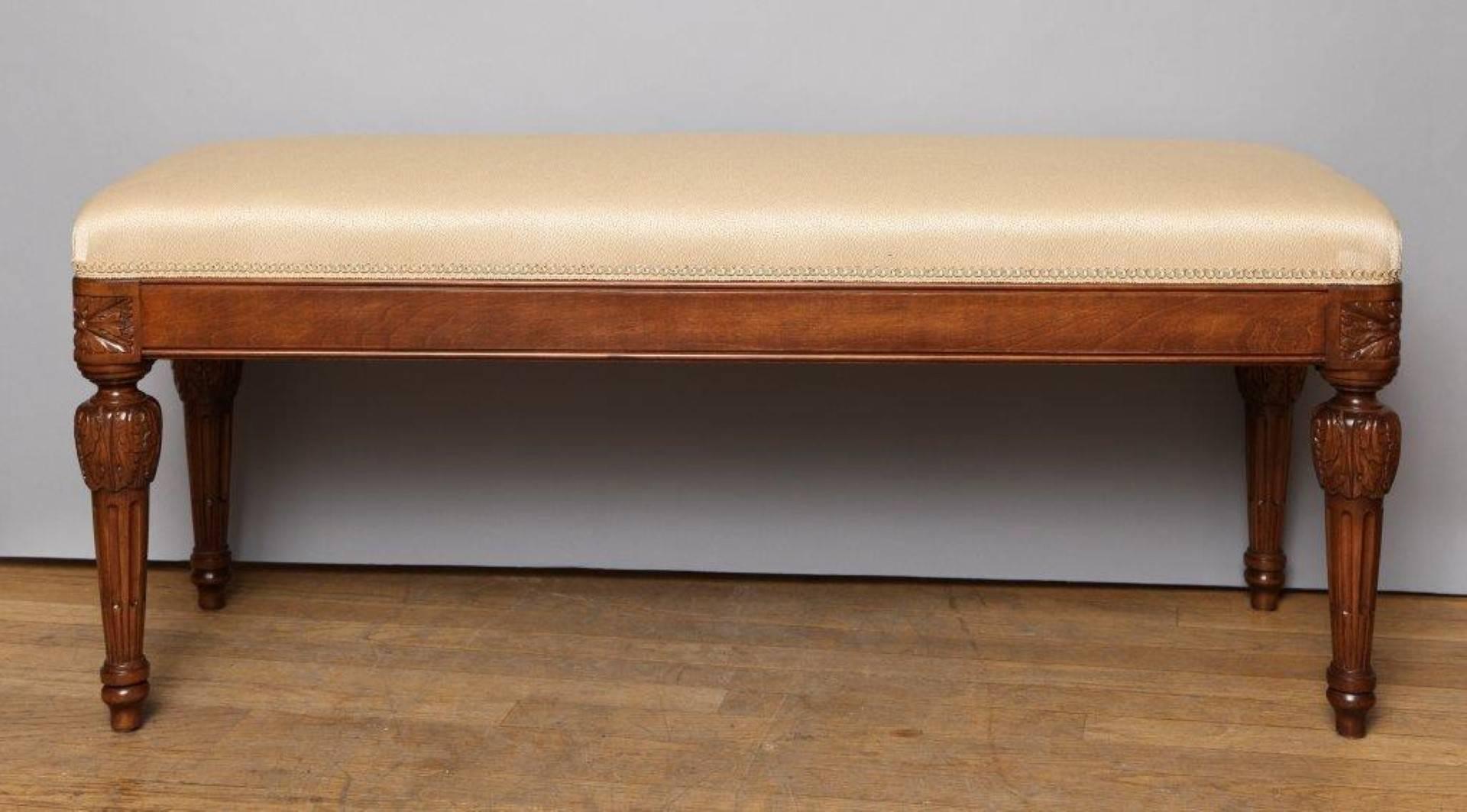 Die von David Duncan entworfene Daphne Bench besteht aus einem rechteckigen Ahornholzrahmen mit gepolsterter Sitzfläche. Mit abgerundeten Ecken mit exquisit detaillierten, handgeschnitzten Eckrosetten über runden, spitz zulaufenden, kannelierten