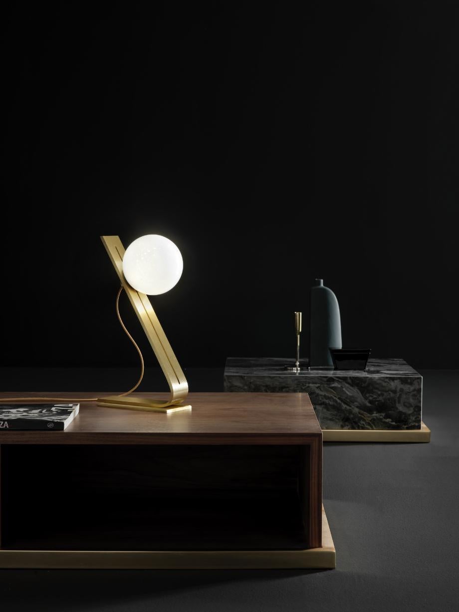 Daphne brass Italian table lamp by Esperia
Daphne- lamp made entirely of brass and glass with our “Pulegoso” effect. Available in table, suspension, floor and wall version.
Size: Glass diameter 14 cm (table and wall lamp)
Materials: Satin