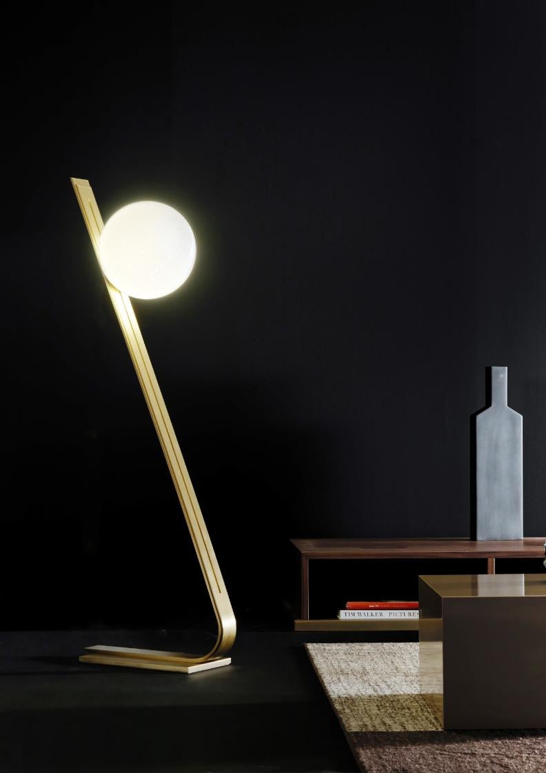 XXIe siècle et contemporain Lampe de bureau italienne en laiton Daphne par Esperia en vente