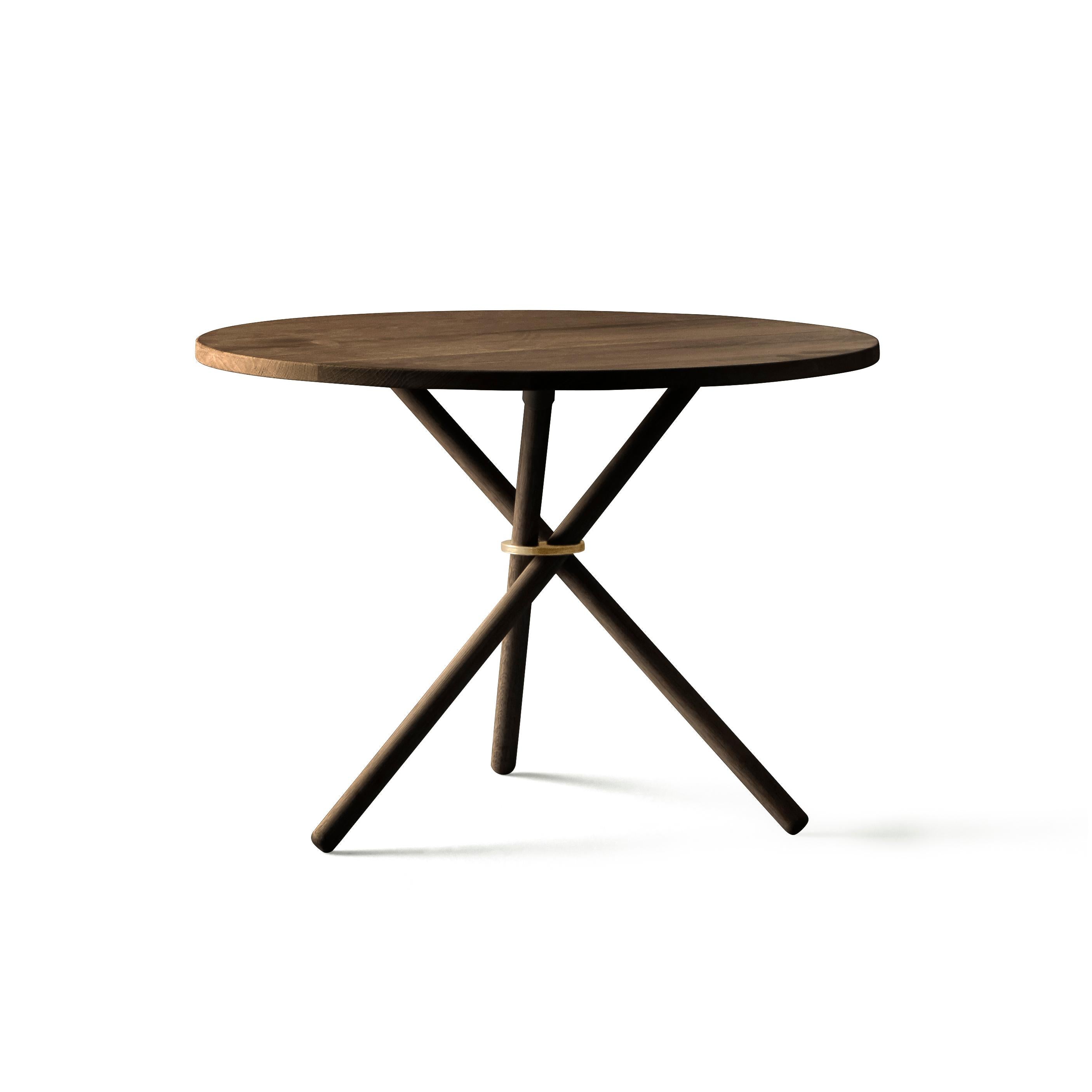 Daphne ist ein einfacher und stilvoller Couchtisch oder Beistelltisch. Der Tisch besteht aus drei Unterelementen: Der Montagering, die Holzbeine und die Tischplatte aus Beton, Eiche oder Birke. Die fast schwebende Tischplatte und die skulpturale