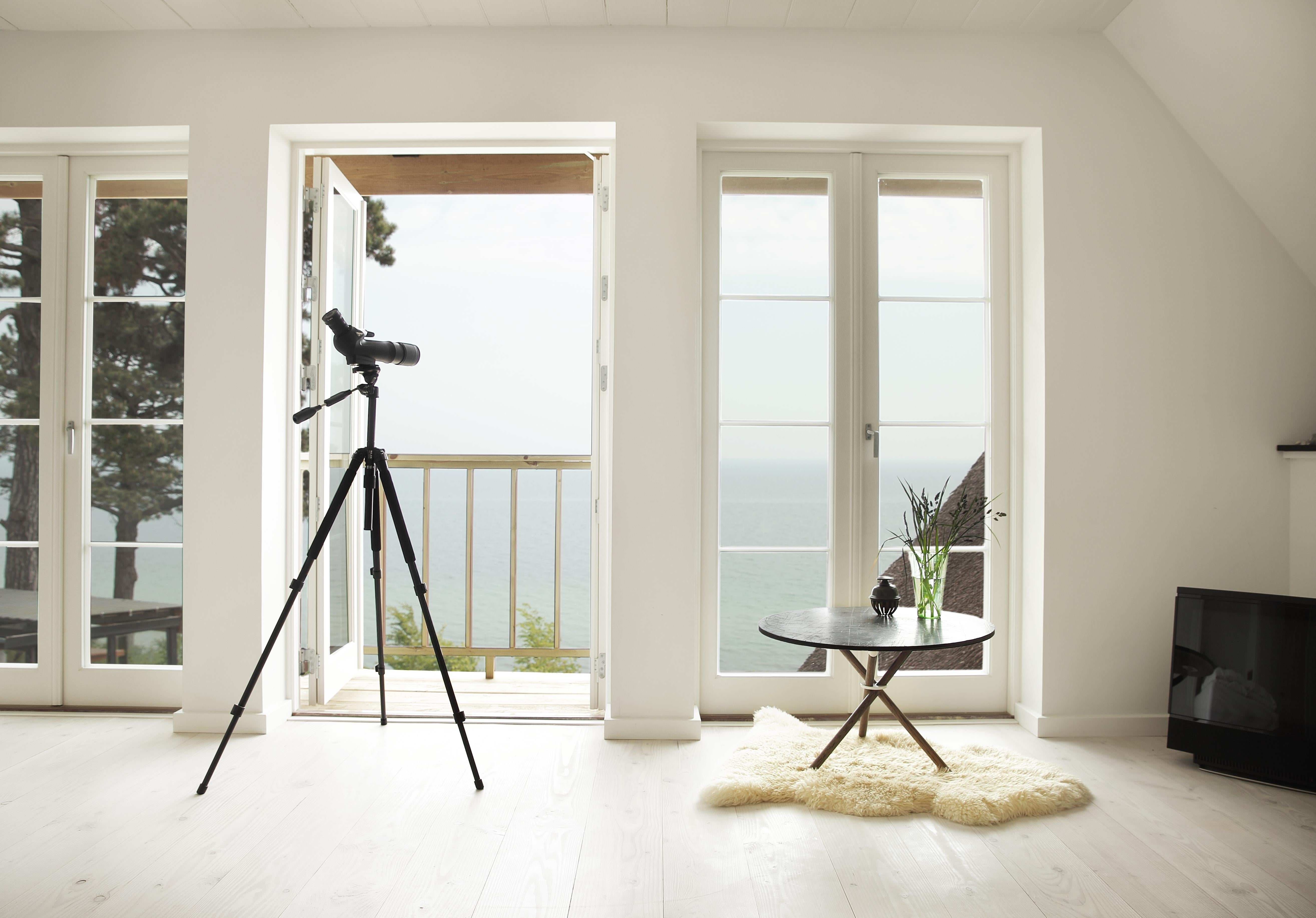 Moderne Table basse Daphne à plateau en béton foncé et pieds en Oak Oak foncé par Eberhart Furniture en vente