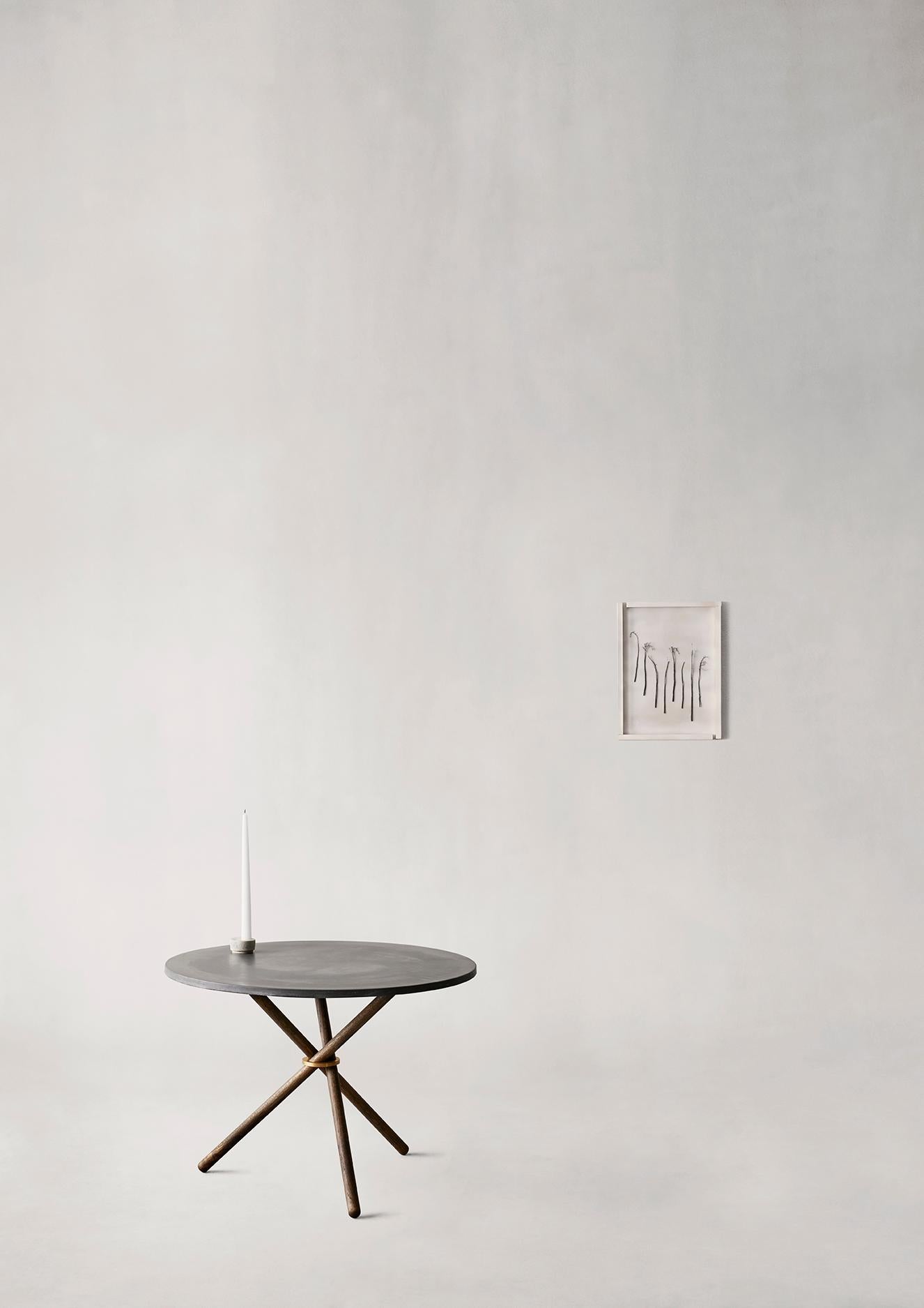 Danois Table basse Daphne à plateau en béton foncé et pieds en Oak Oak foncé par Eberhart Furniture en vente