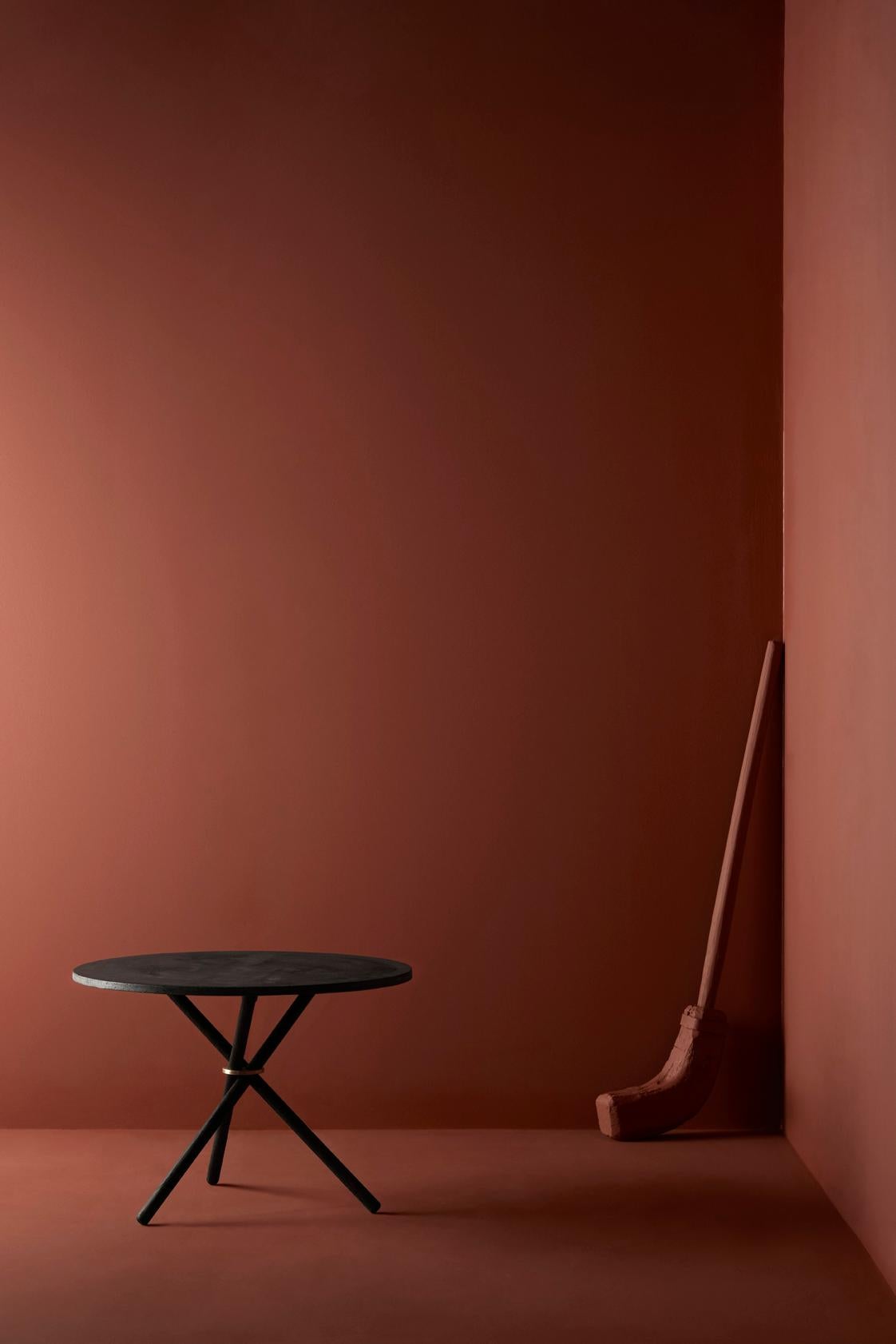 Table basse Daphne à plateau en béton foncé et pieds en Oak Oak foncé par Eberhart Furniture Neuf - En vente à Geneve, CH