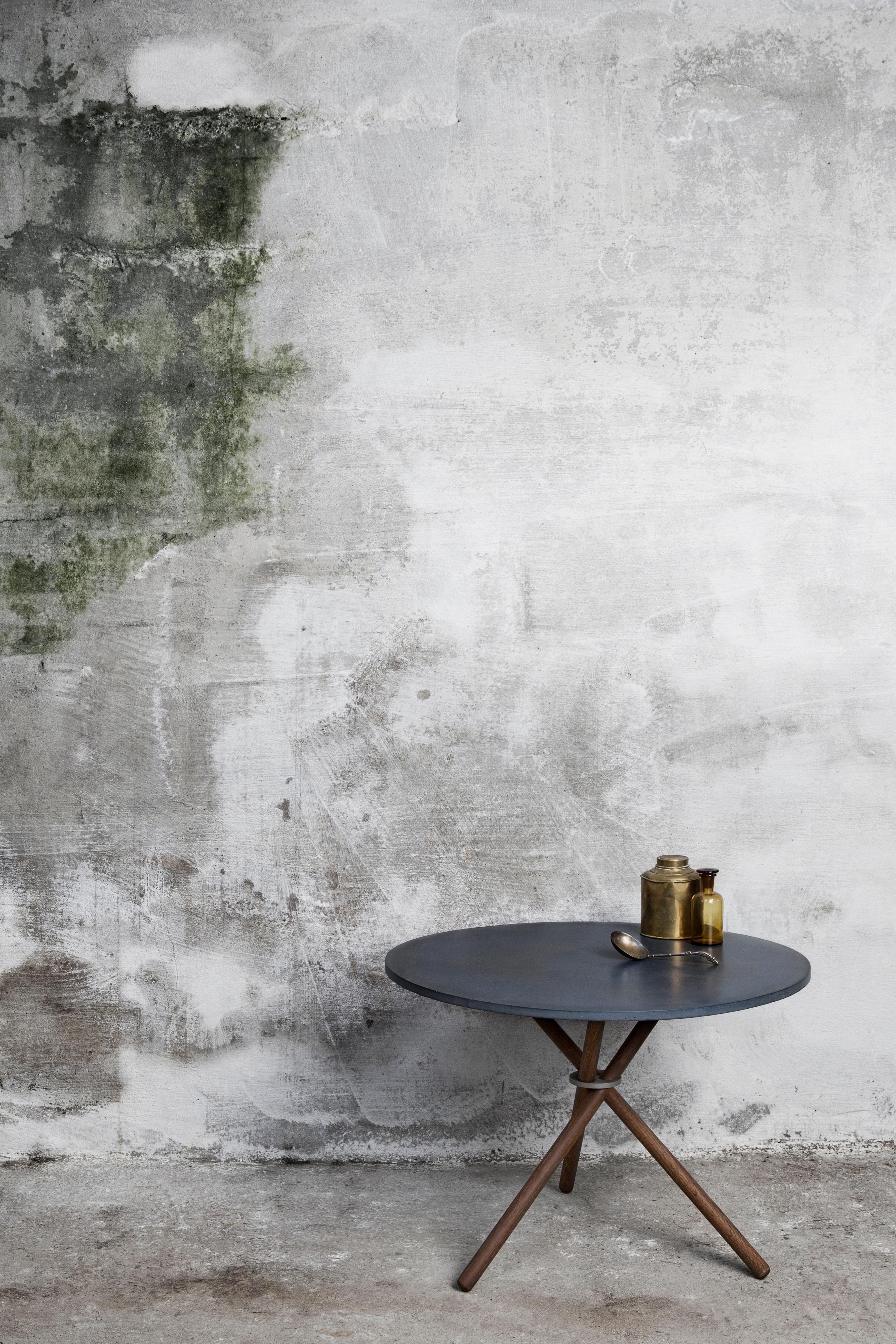 XXIe siècle et contemporain Table basse Daphne à plateau en béton foncé et pieds en Oak Oak foncé par Eberhart Furniture en vente