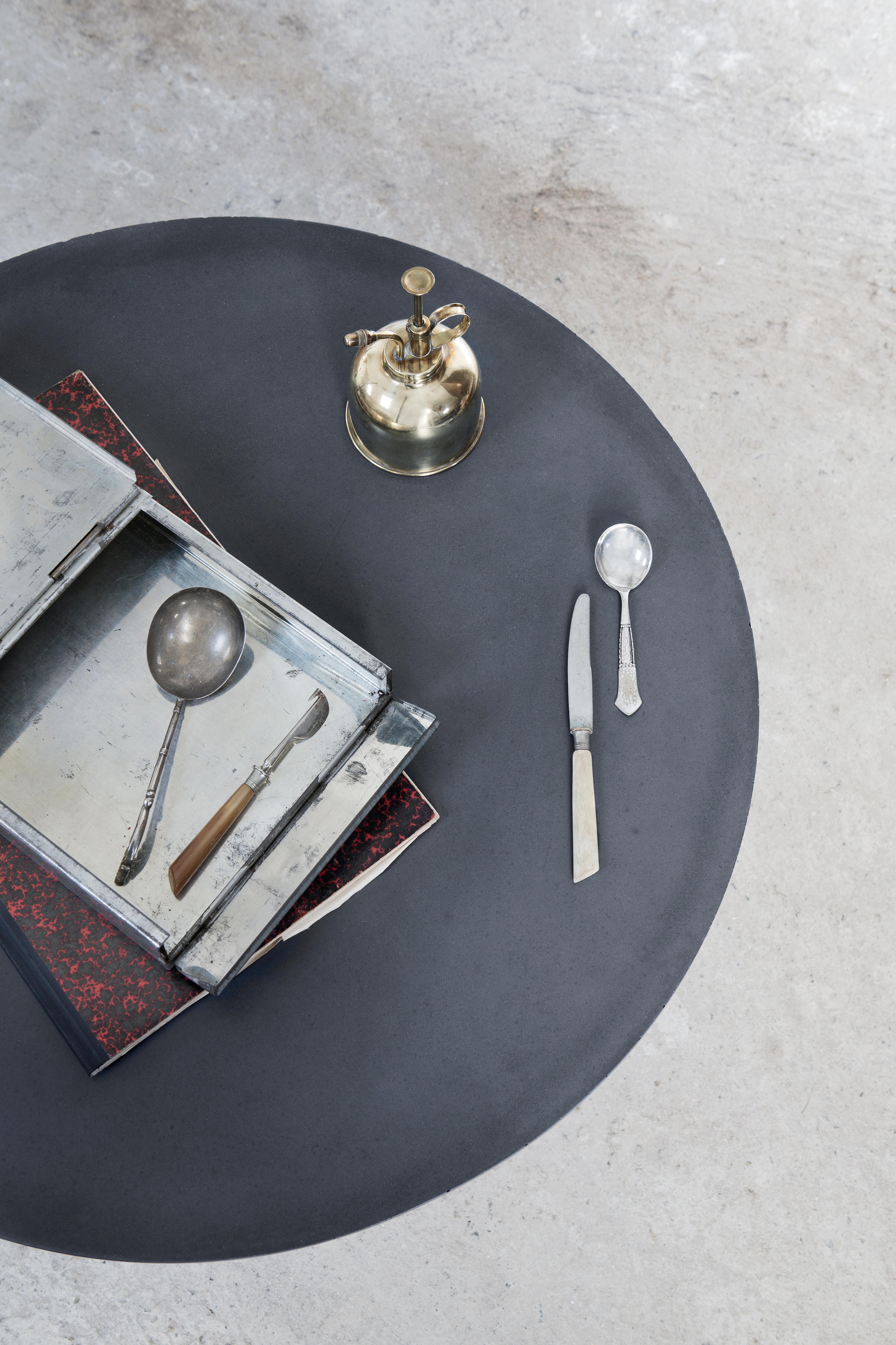 Béton Table basse Daphne à plateau en béton foncé et pieds en Oak Oak foncé par Eberhart Furniture en vente