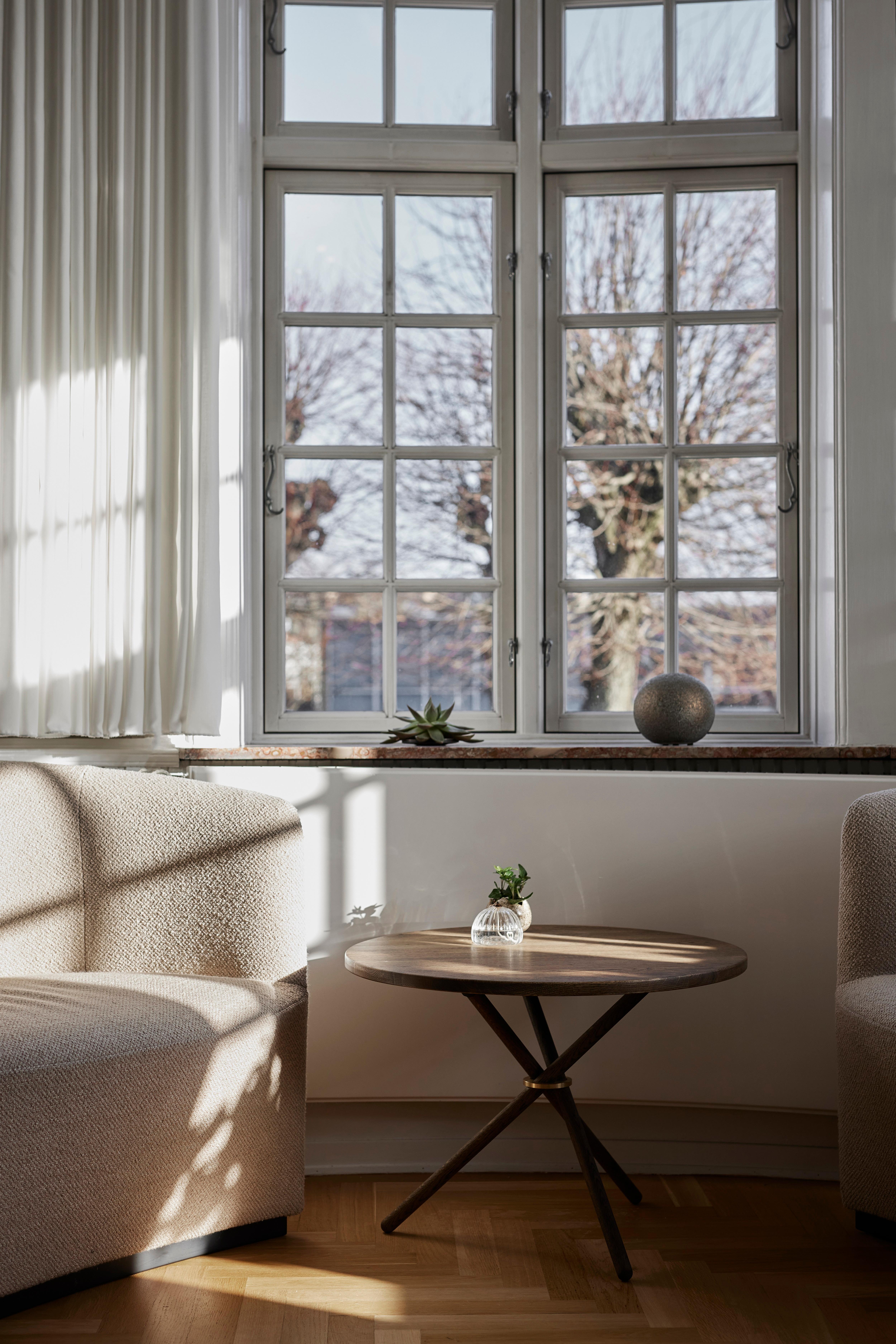 Mesa baja Daphne Roble Oscuro by Eberhart Furniture Moderno en venta