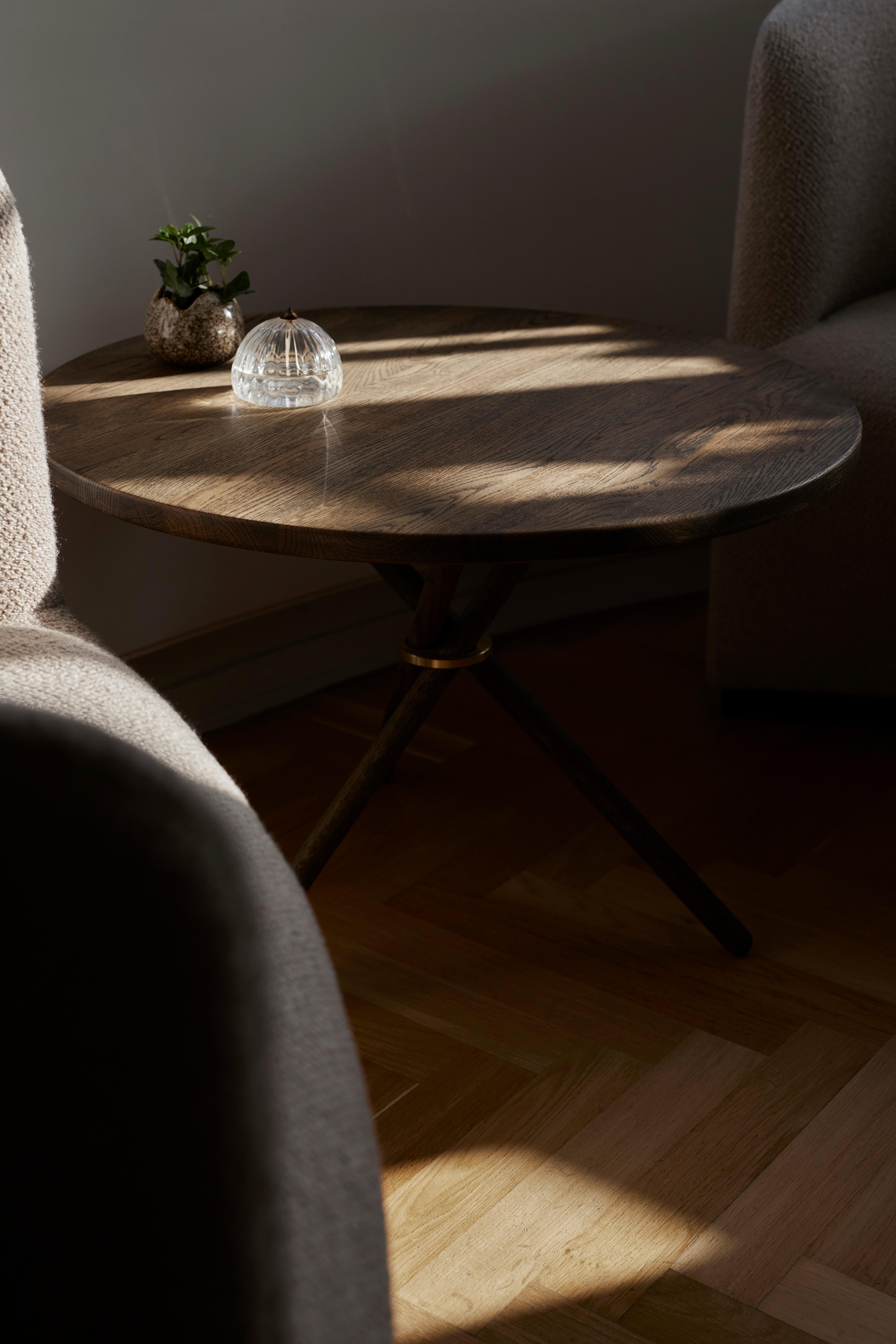 Mesa baja Daphne Roble Oscuro by Eberhart Furniture en Nuevo estado para la venta en Geneve, CH