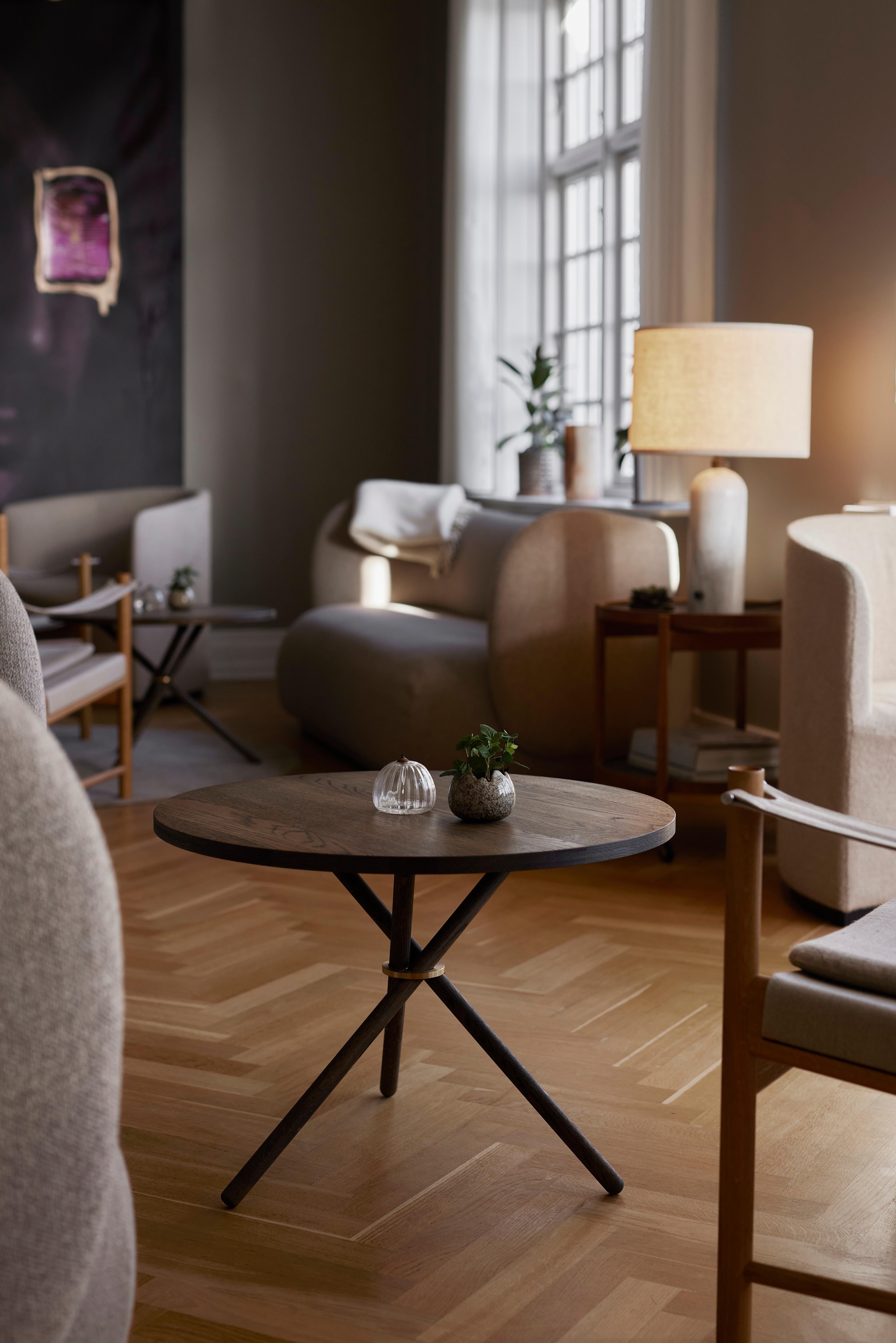 Mesa baja Daphne Roble Oscuro by Eberhart Furniture Metal en venta