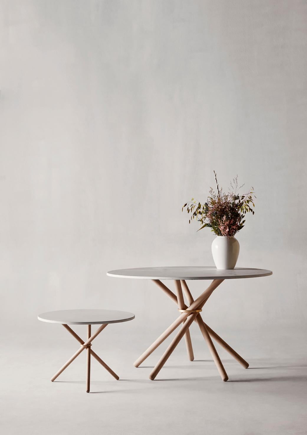 Mesa baja con tablero de hormigón claro y patas de roble claro Daphne by Eberhart Furniture Moderno en venta