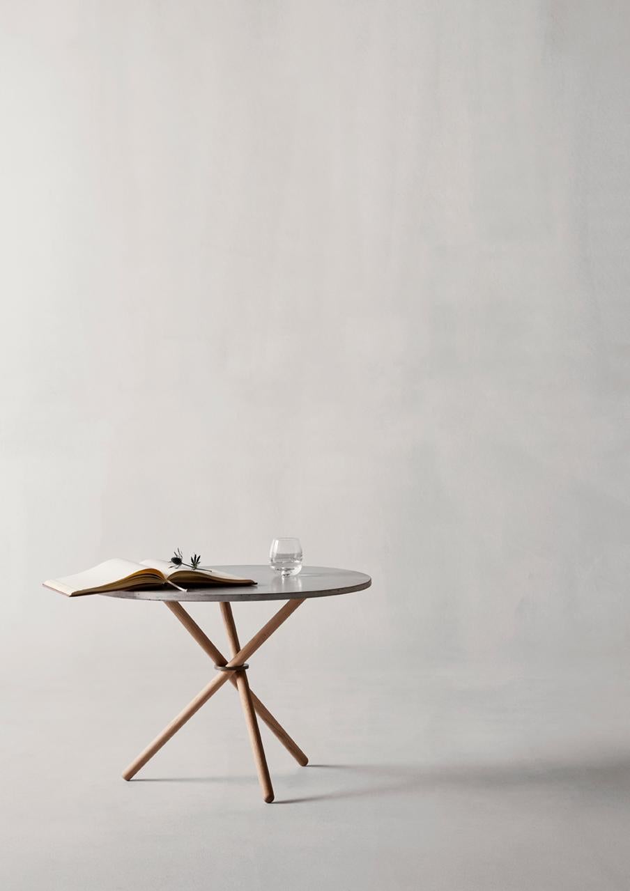 Mesa baja con tablero de hormigón claro y patas de roble claro Daphne by Eberhart Furniture Danés en venta