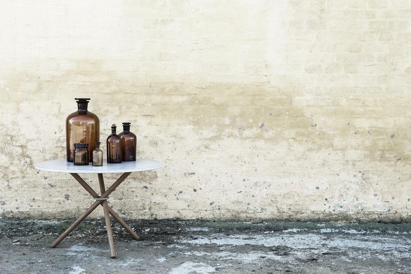 Mesa baja con tablero de hormigón claro y patas de roble claro Daphne by Eberhart Furniture en Nuevo estado para la venta en Geneve, CH