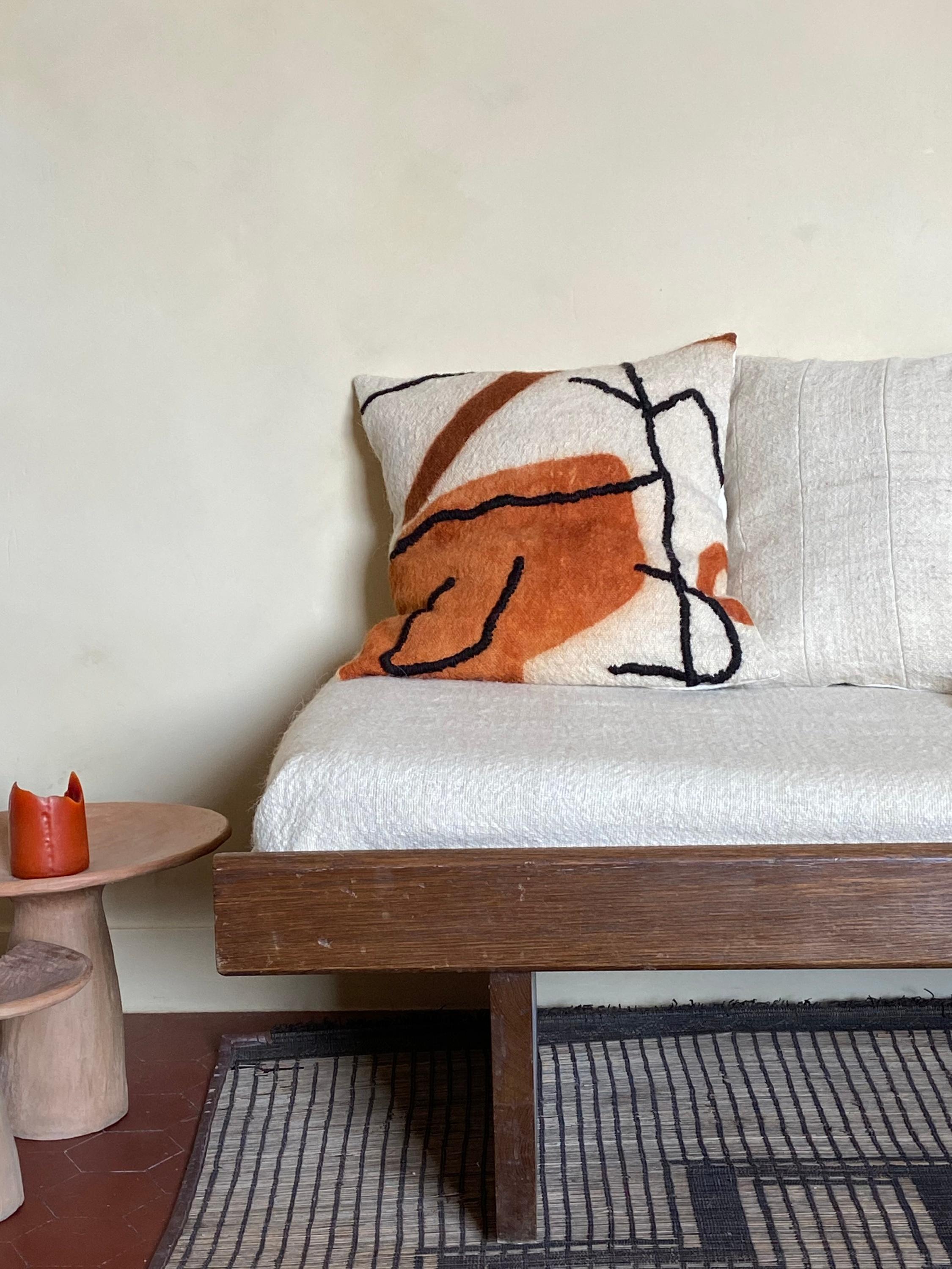 Handspun and handwoven white, orange and brown pillow 
- Front: 100% Siroua wool, an endangered sheep living in a volcanic massif with very long wool fibers, located less than 100 km from the weavers' village
- Back: 100% cotton woven in