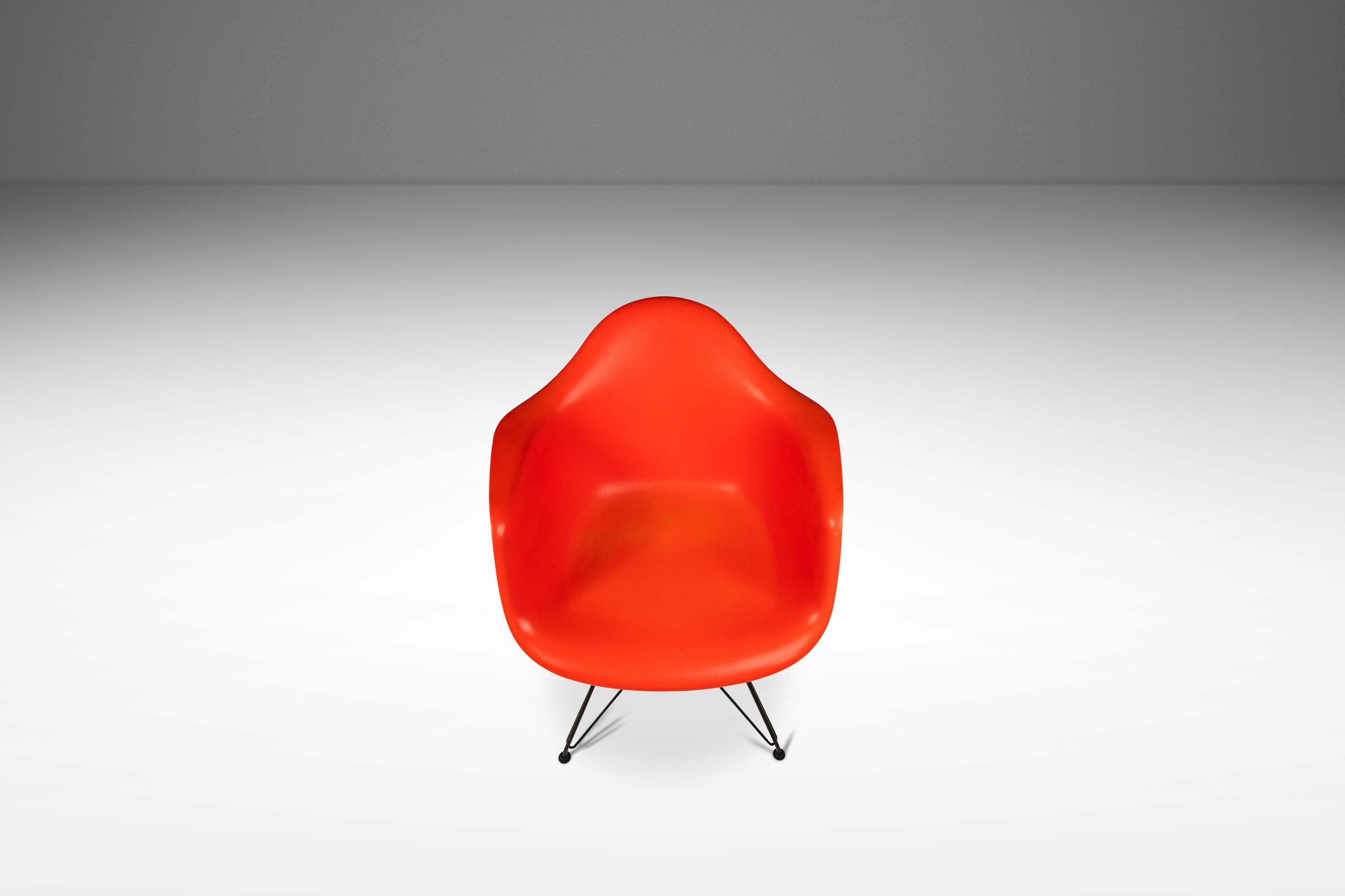 DAR Eiffel Base Lounge Chair by Charles & Ray Eames for Herman Miller, USA, 2000 For Sale 3