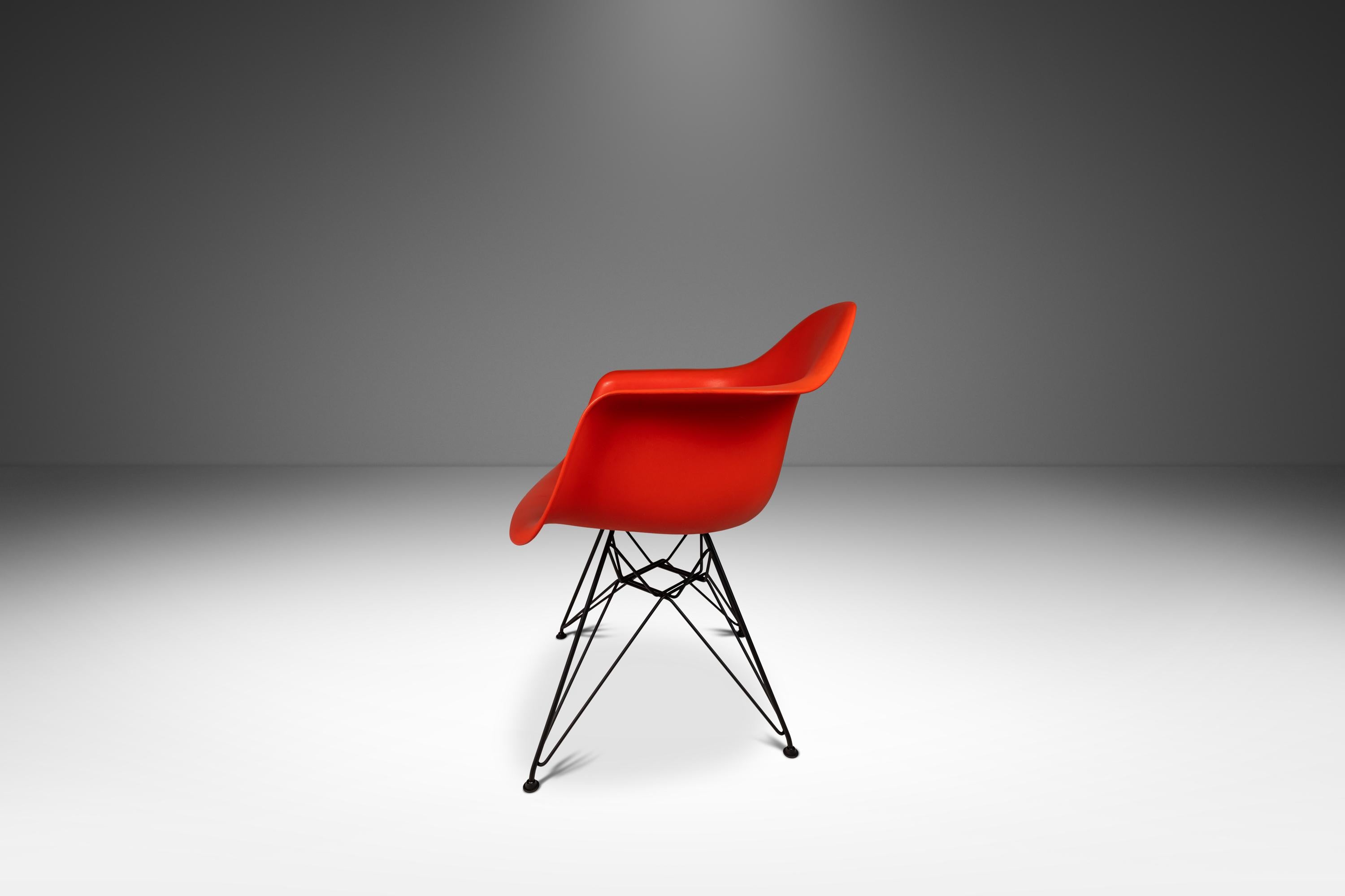 Mid-Century Modern DAR Eiffel Base Lounge Chair by Charles & Ray Eames for Herman Miller, USA, 2000 For Sale