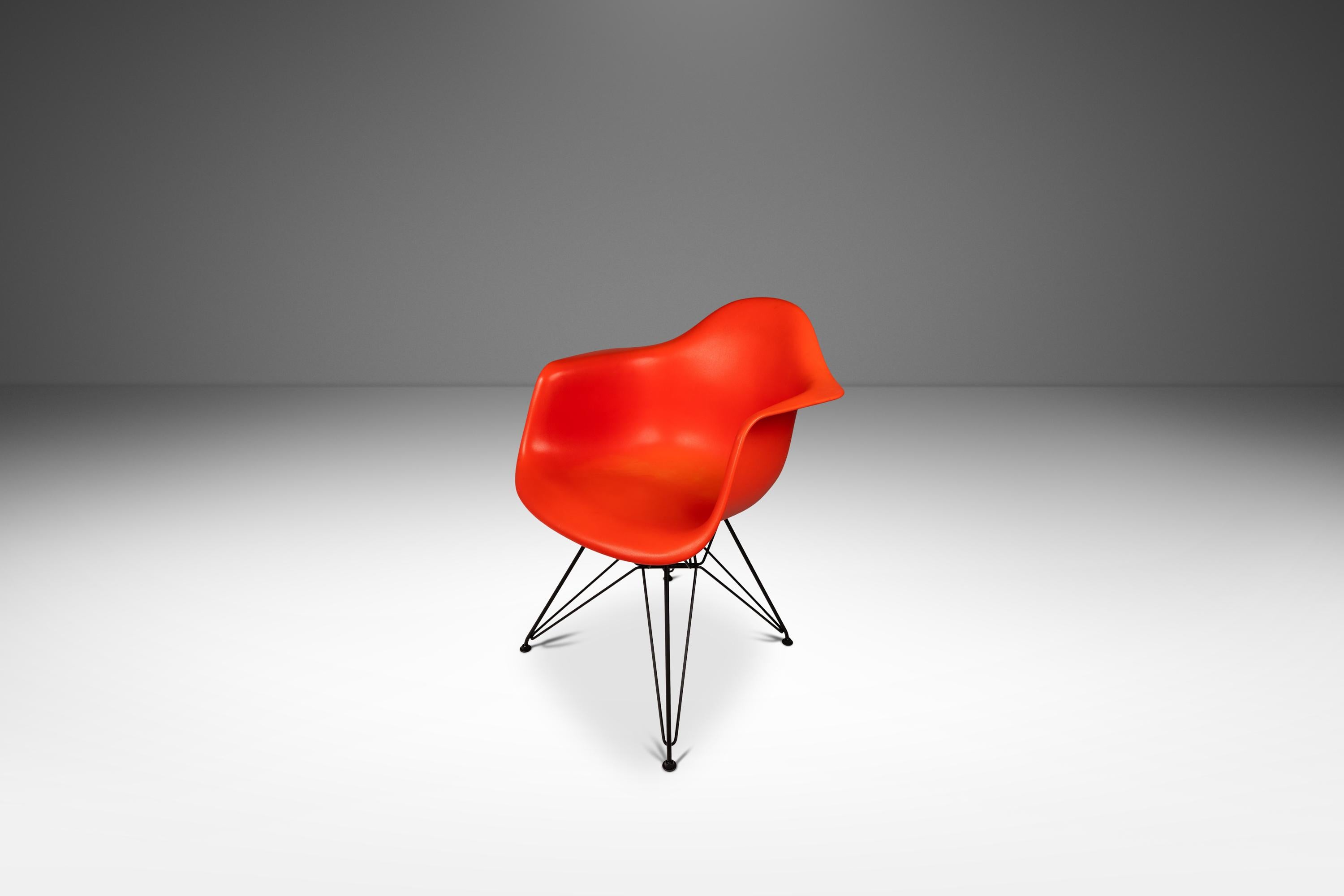 DAR Eiffel Base Lounge Chair by Charles & Ray Eames for Herman Miller, USA, 2000 In Good Condition In Deland, FL