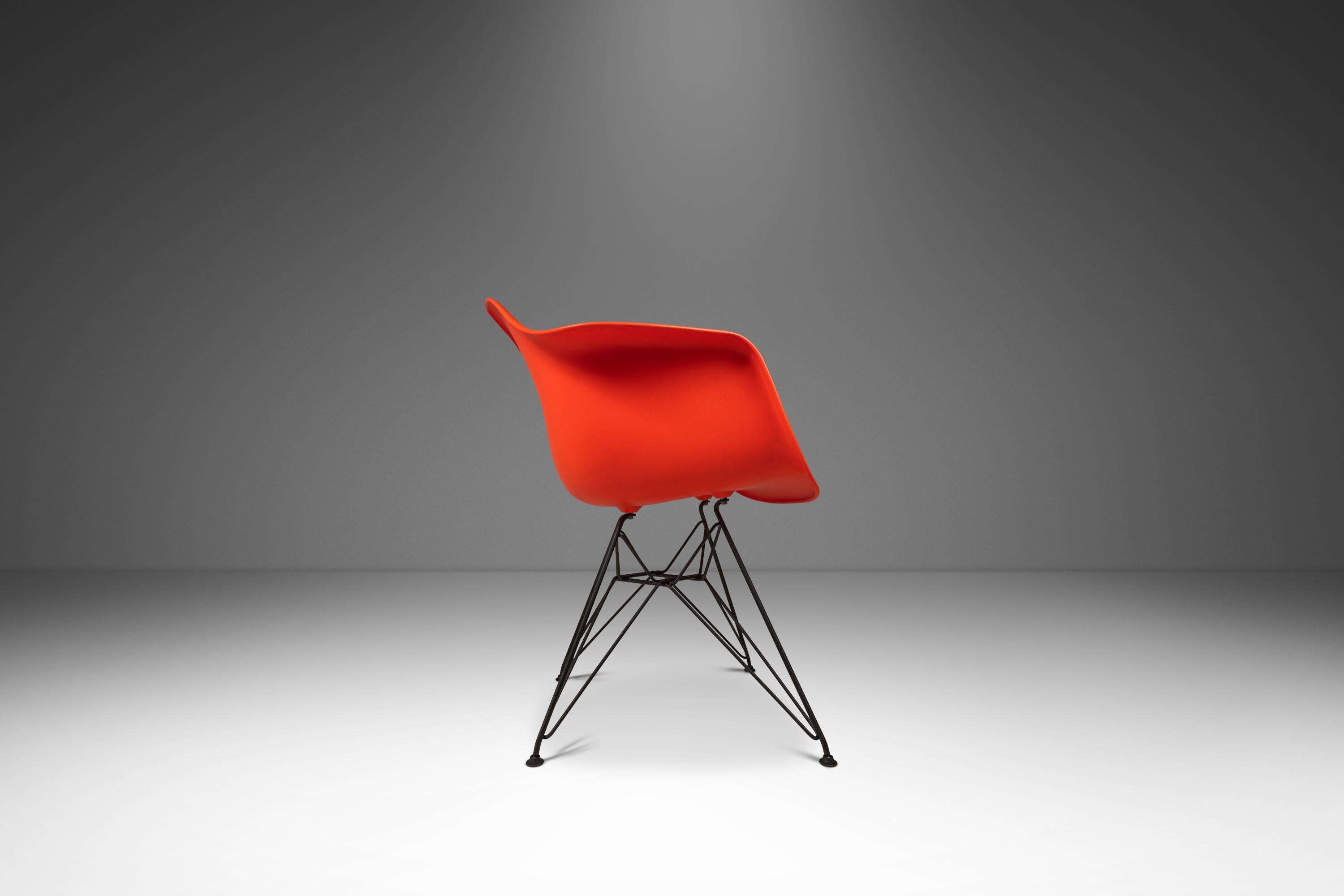 DAR Eiffel Base Lounge Chair di Charles and Ray Eames per Herman Miller, USA, 2000 in vendita 1