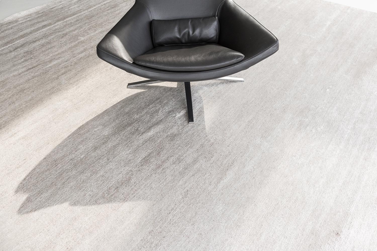 'Dara' è il tappeto più ricercato della collezione Elan, nella suggestiva tonalità del grigio chiaro. La sua semplicità non toglie nulla alla qualità lussuosa e alla splendida lucentezza del tappeto, tessuto a mano in seta di bambù. Dara è un