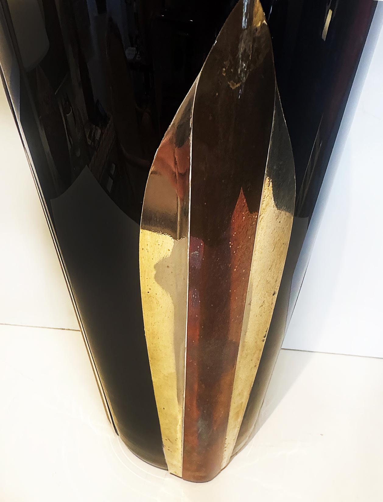 Art Déco Dara International Vaso alto in vetro italiano, ottone, accenti di rame applicati in vendita
