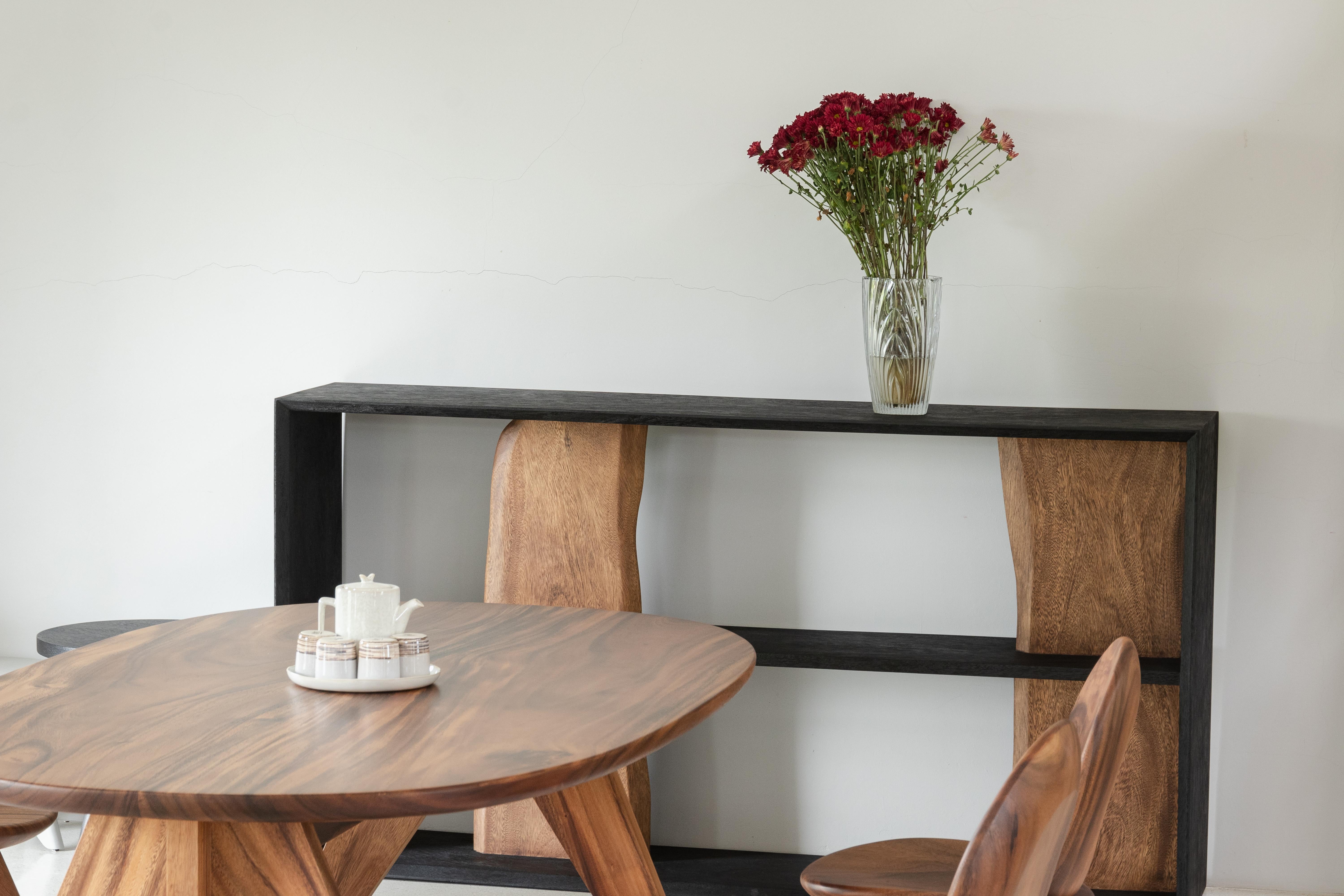 Horizontales Regal von Darakorn, Affen Pod-Holz (Naturplatte + schwarzer Holzkörper in Holzkohle) (21. Jahrhundert und zeitgenössisch) im Angebot