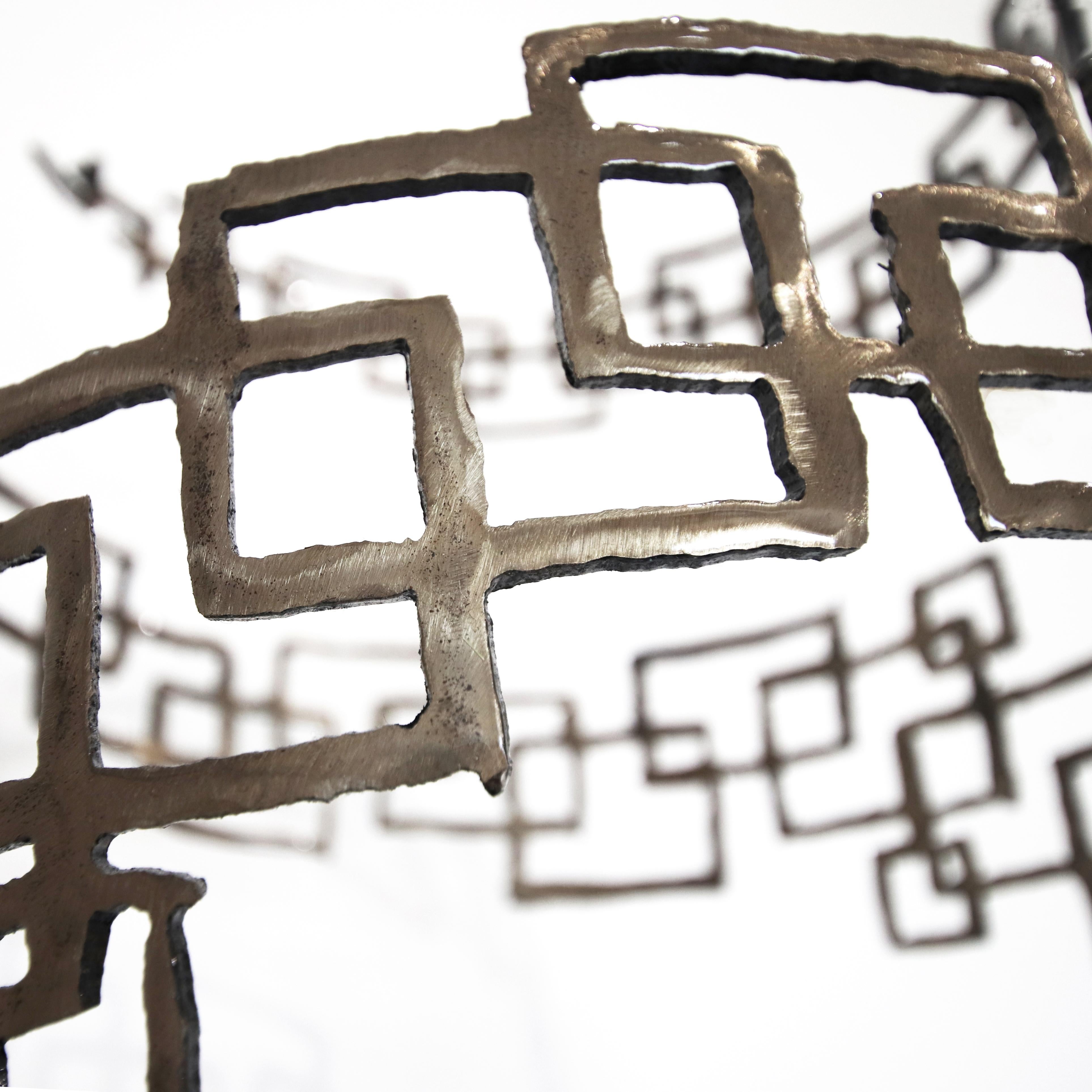D'Arcy Bellamy konzentriert sich auf abstrakte, minimalistische und oft kinetische Skulpturen in menschlichem Maßstab und schafft Kunst ausschließlich aus Stahlrohr. Bellamys Arbeiten zeichnen sich durch fließende Linien, einen starken negativen