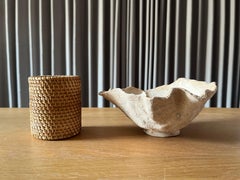 DARE FORMA ALLA TERRA/ SANTORINI (GR). Vaso con terra, sabbia di ferro e rattan