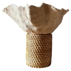 DARE FORMA ALLA TERRA/ SANTORINI (GR). Vaso con terra, sabbia di ferro e rattan