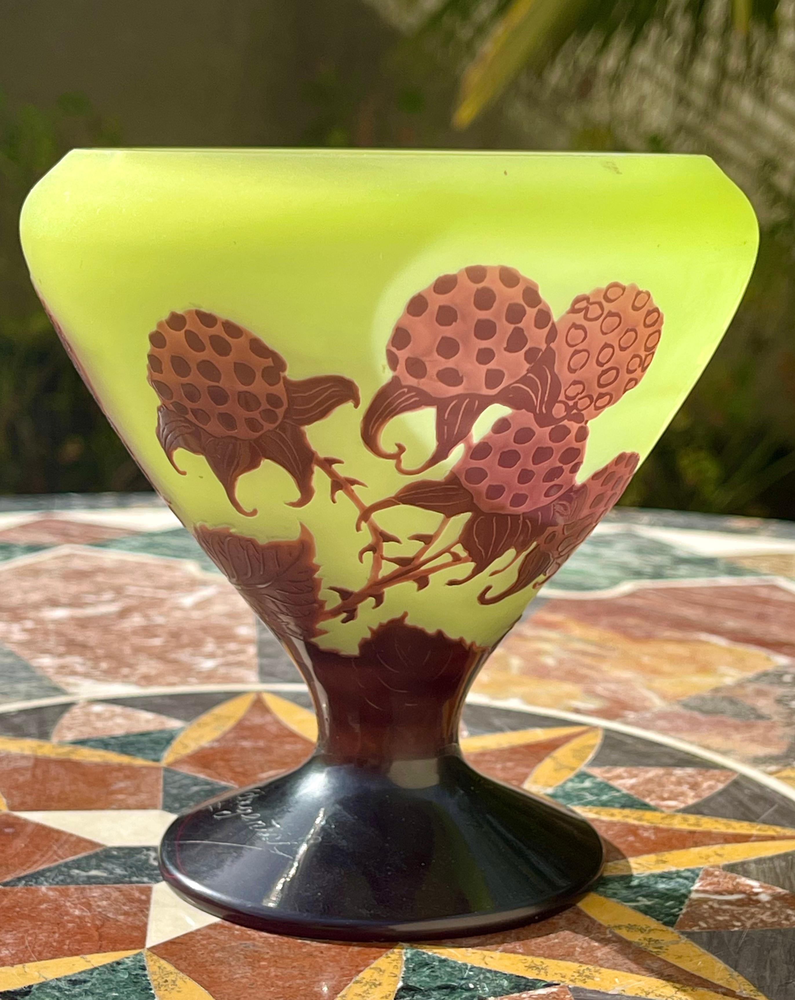 Vase / Coupe en pâte de verre signé D'Argental sur le pied à décor de mûres sur fond vert. Ce petit bol est en très bon état.