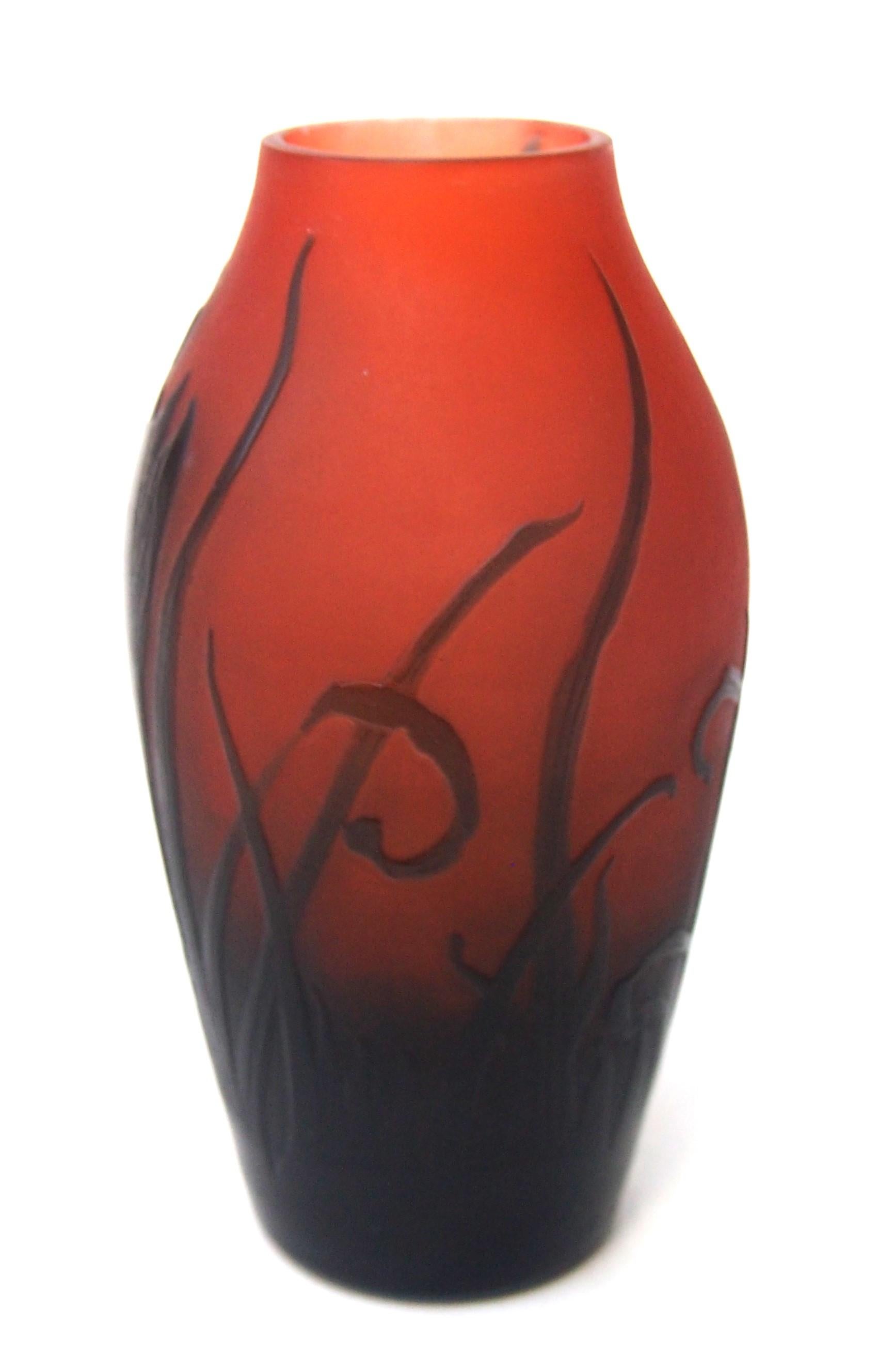 Uno splendido piccolo vaso cammeo in vetro bicolore di Saint Louis - firmato D'Argental con una croce di Lorrain che significa che è stato realizzato da Paul Nicolas intorno al 1920 - la croce di Lorena indica che l'ha realizzato lui stesso. Si