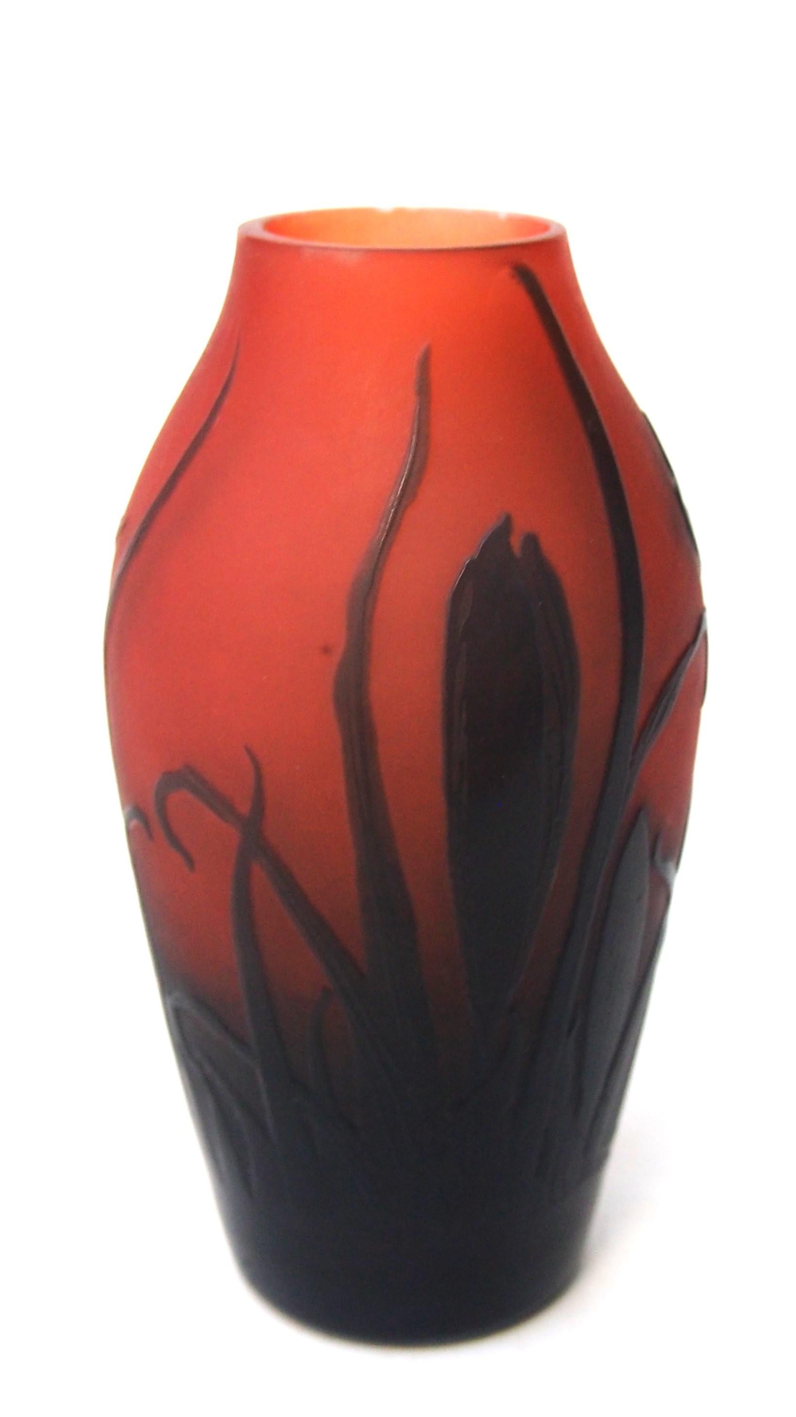 Art Déco Vaso in vetro D'argental Crocus Cameo realizzato da Paul Nicolas per St. Louis in vendita