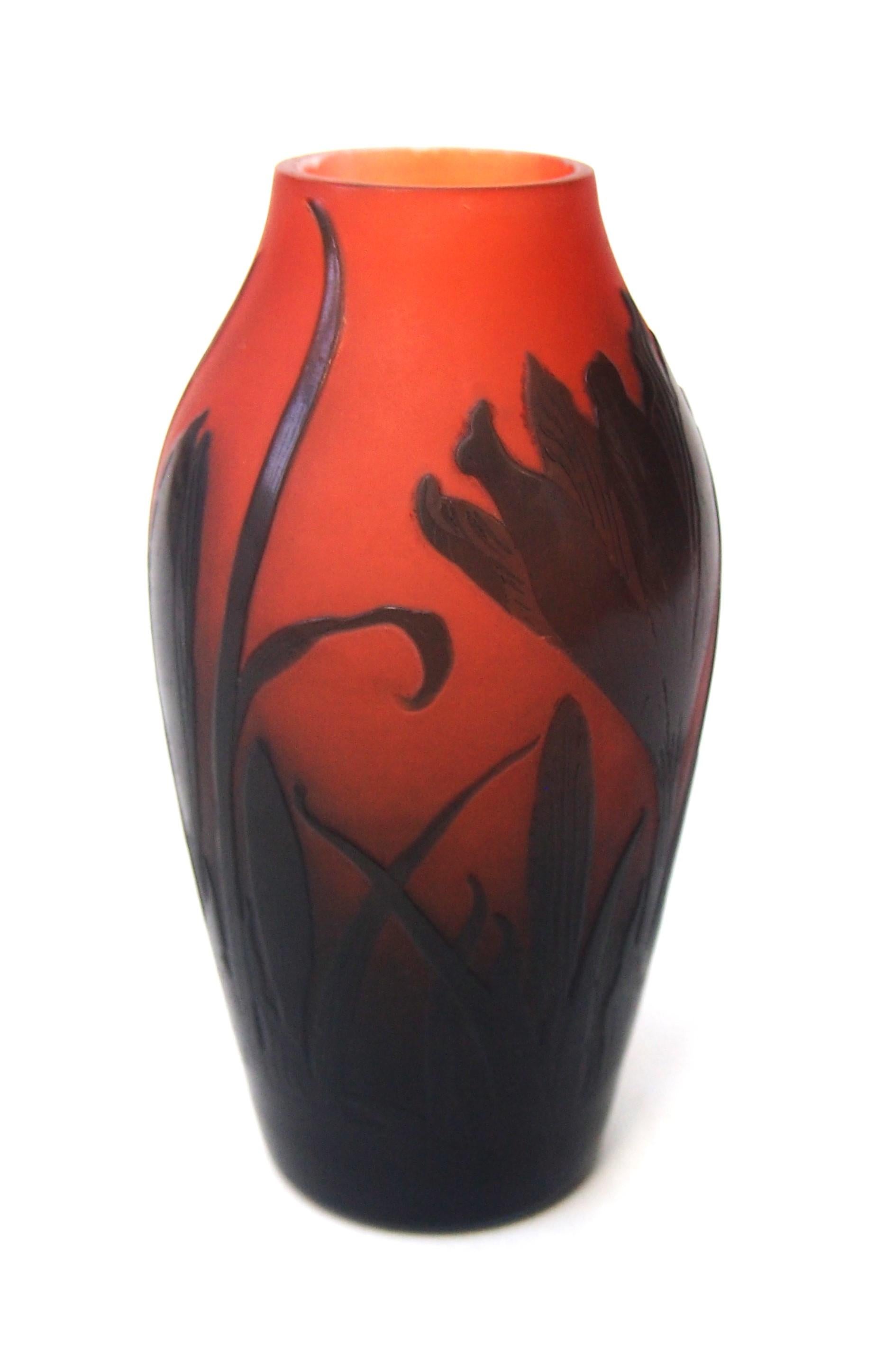 Francese Vaso in vetro D'argental Crocus Cameo realizzato da Paul Nicolas per St. Louis in vendita