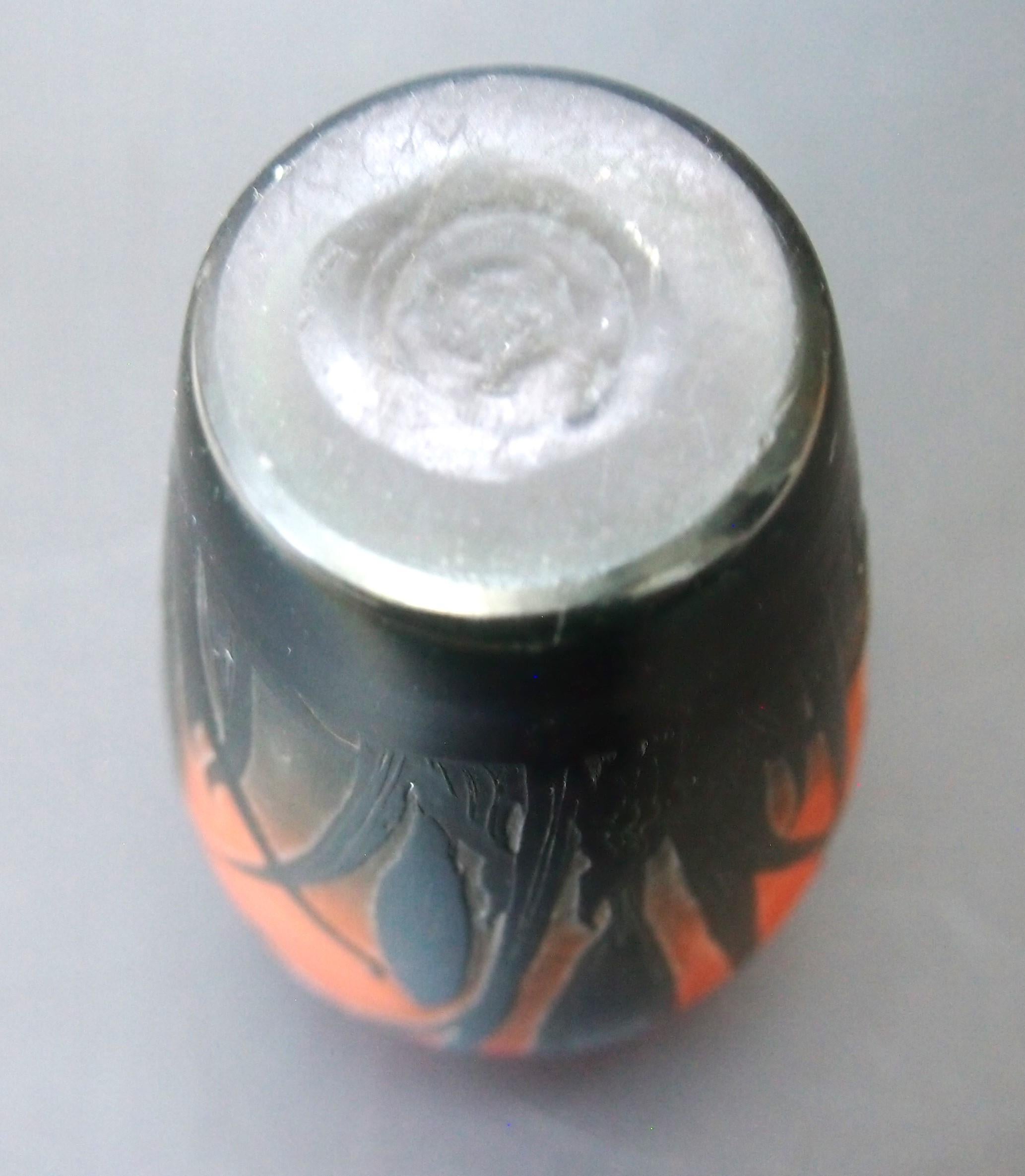 Vetro artistico Vaso in vetro D'argental Crocus Cameo realizzato da Paul Nicolas per St. Louis in vendita