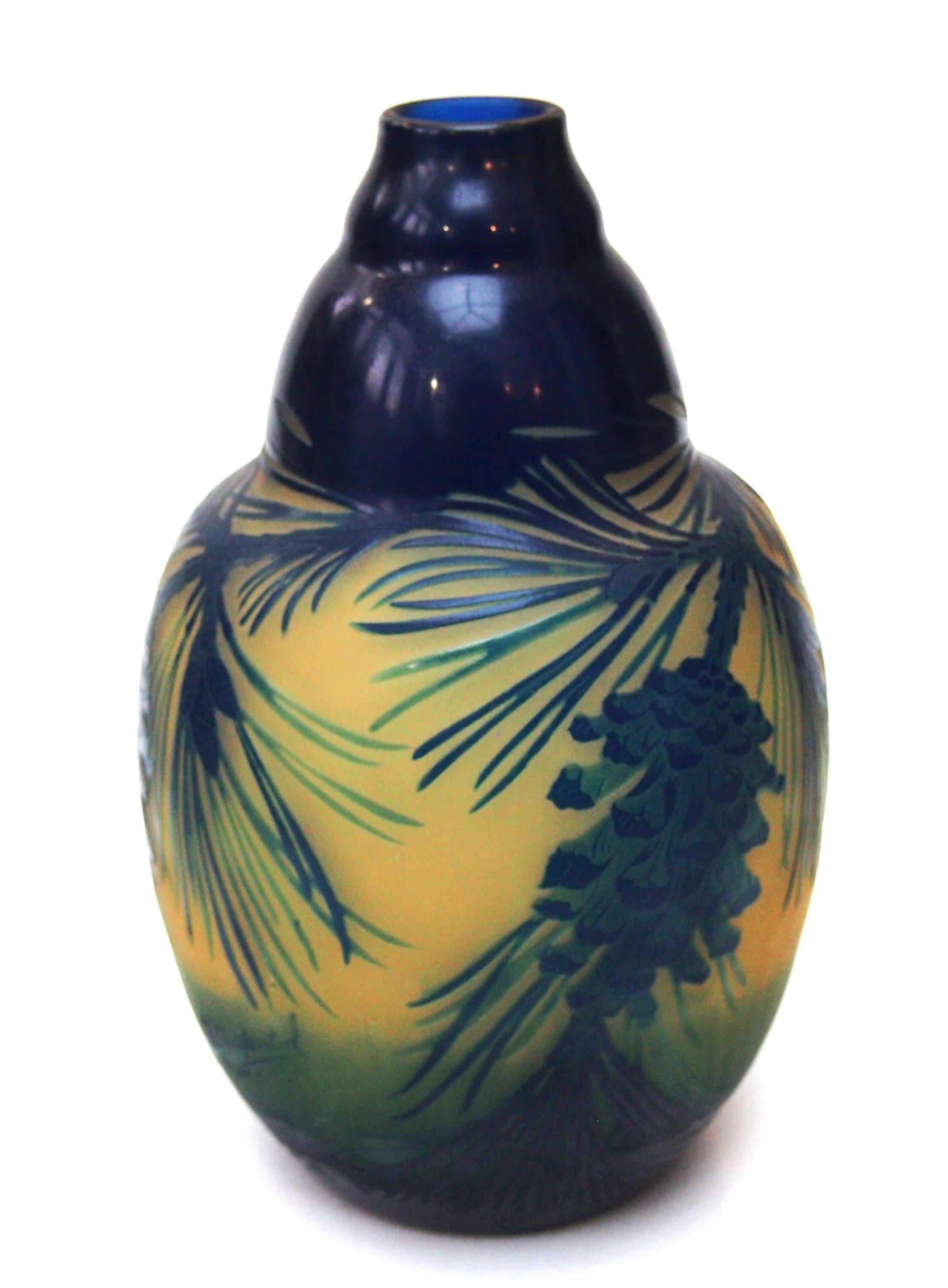 Uno splendido vaso cammeo in vetro bicolore Saint Louis di grandi dimensioni - firmato (in rilievo) D'argental con croce di Lorrain che significa che è stato realizzato e progettato  di Paul Nicolas, risalente al 1920 circa. È in blu scuro con