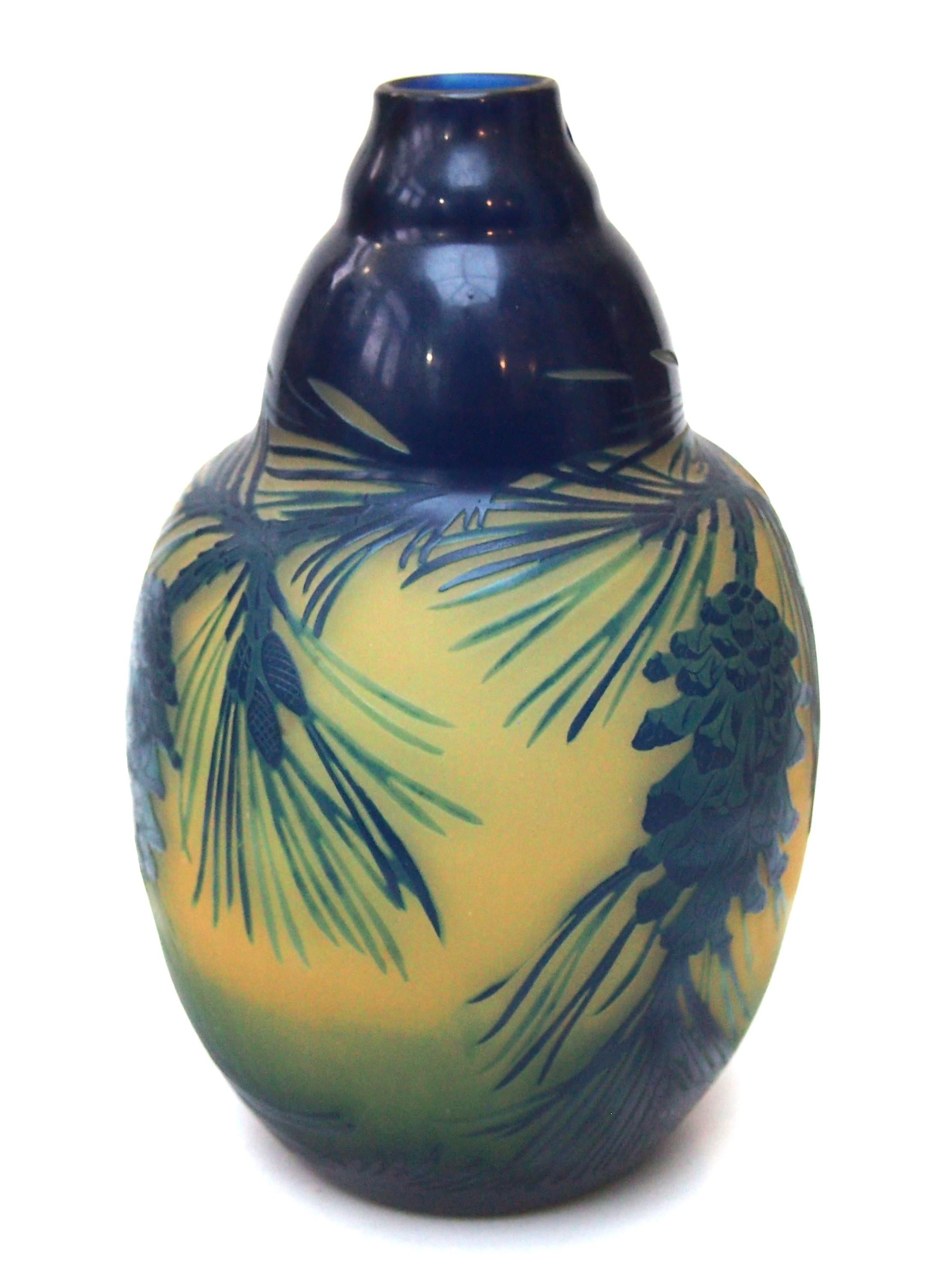 Art Déco Vaso in vetro D'argental Cameo a cono d'abete realizzato da Paul Nicolas per St. Louis in vendita