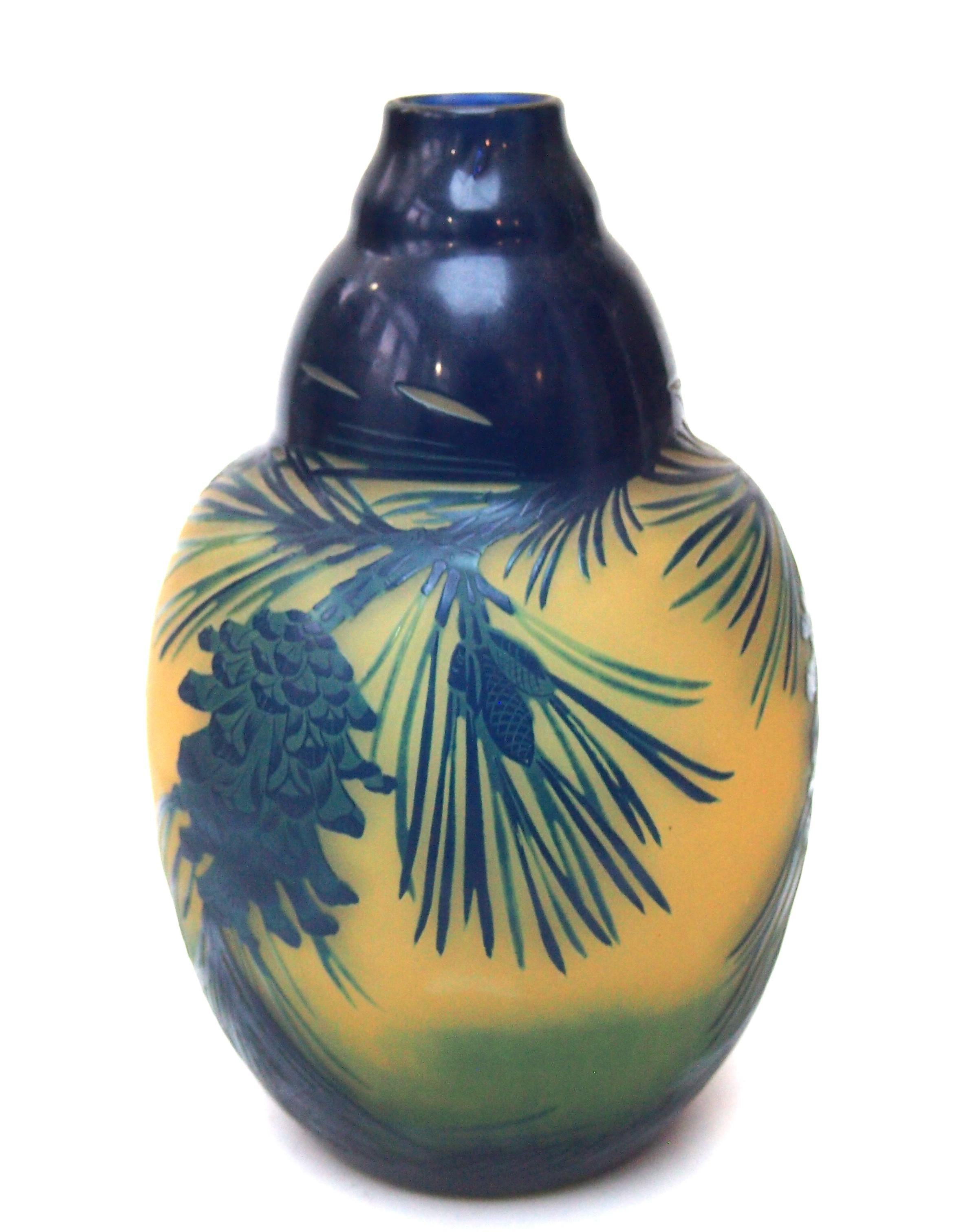 Francese Vaso in vetro D'argental Cameo a cono d'abete realizzato da Paul Nicolas per St. Louis in vendita