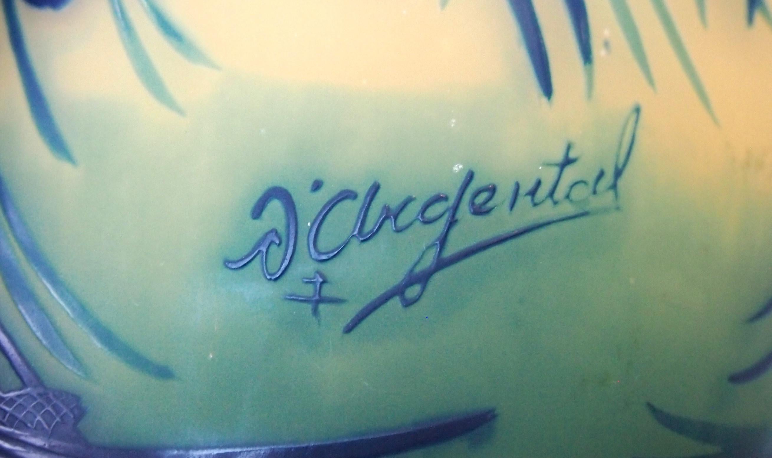 Inizio XX secolo Vaso in vetro D'argental Cameo a cono d'abete realizzato da Paul Nicolas per St. Louis in vendita