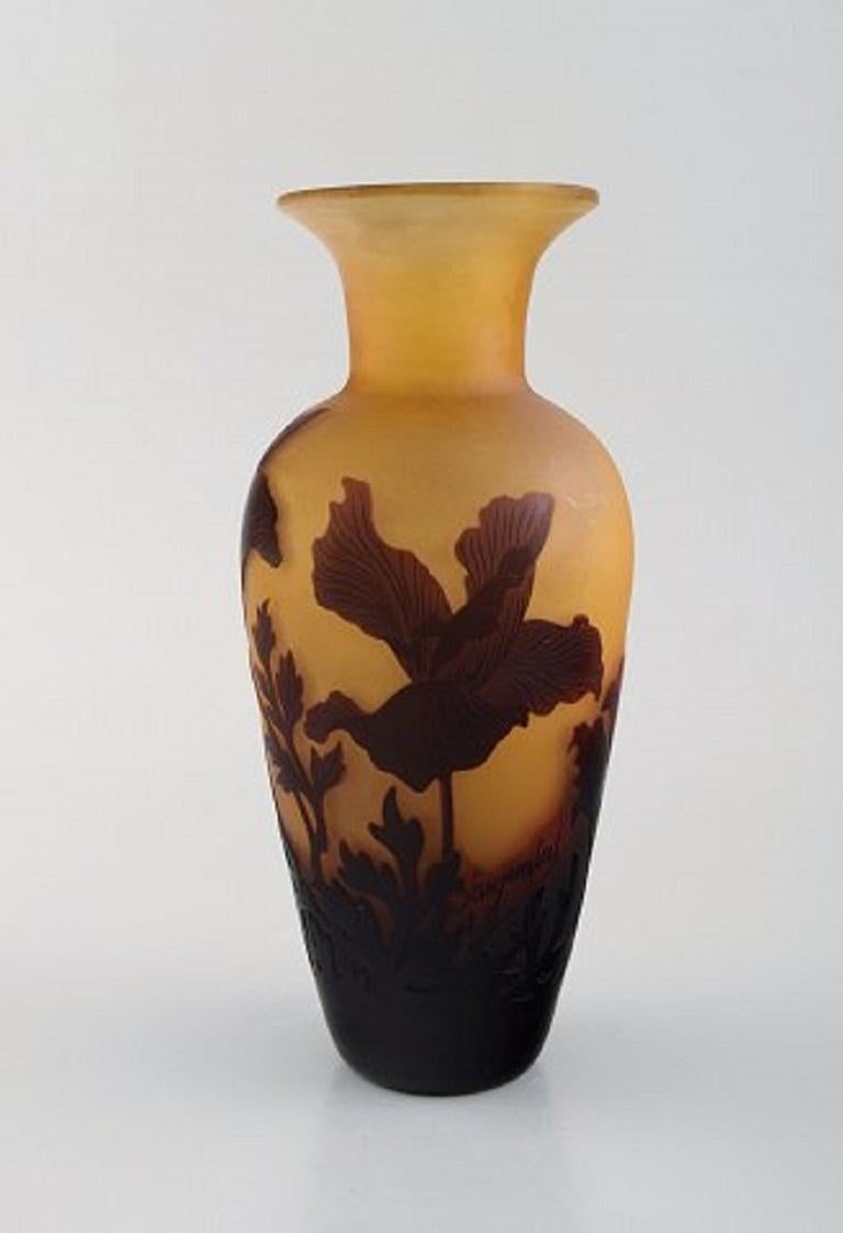 D'argental, France. Art Nouveau vase in cameo art glass with flowers, 20th century.
In very good condition.
Stamped.
Measures: 20 x 9 cm.