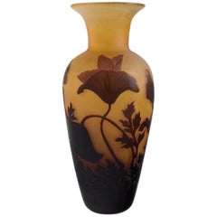 D'argental:: France:: Vase Art Nouveau en verre d'art camée avec fleurs