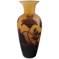 D'argental:: France:: Vase Art Nouveau en verre d'art camée avec fleurs