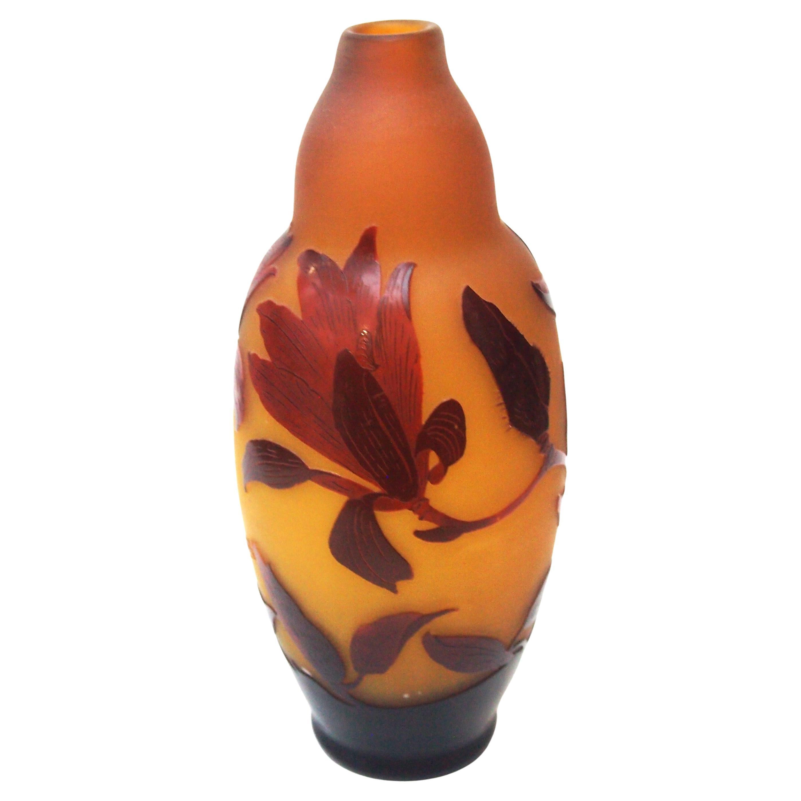 Vaso in vetro D'argental Magnolia Cameo realizzato da Paul Nicolas per St Louis