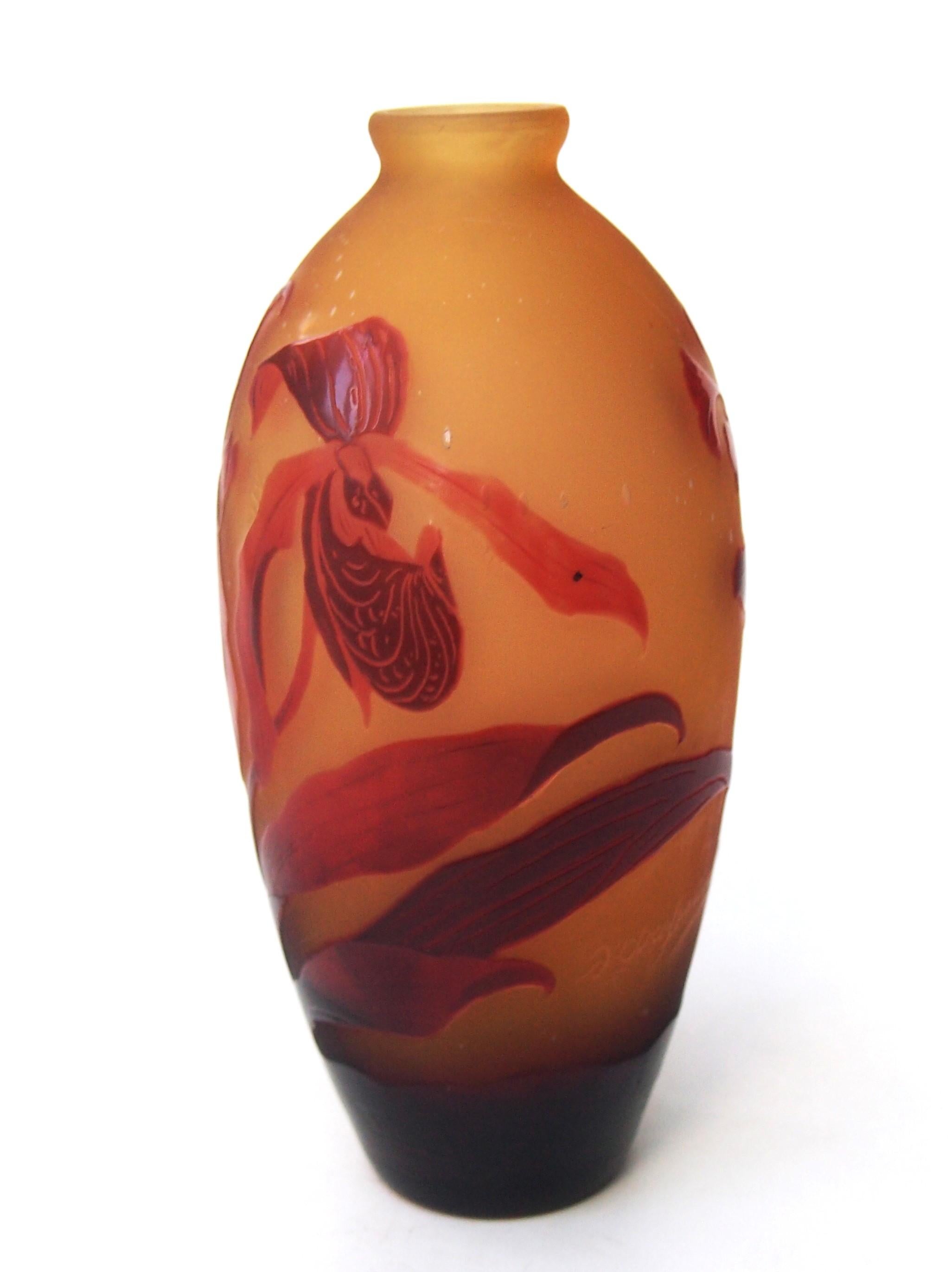 Impresionante jarrón camafeo pequeño de cristal bicolor Saint Louis - firmado (en relieve pero ciego) D'Argental y diseñado  de Paul Nicolas que data aproximadamente de 1920. Está en rojo encamisado sobre naranja detallado  una fabulosa floración de