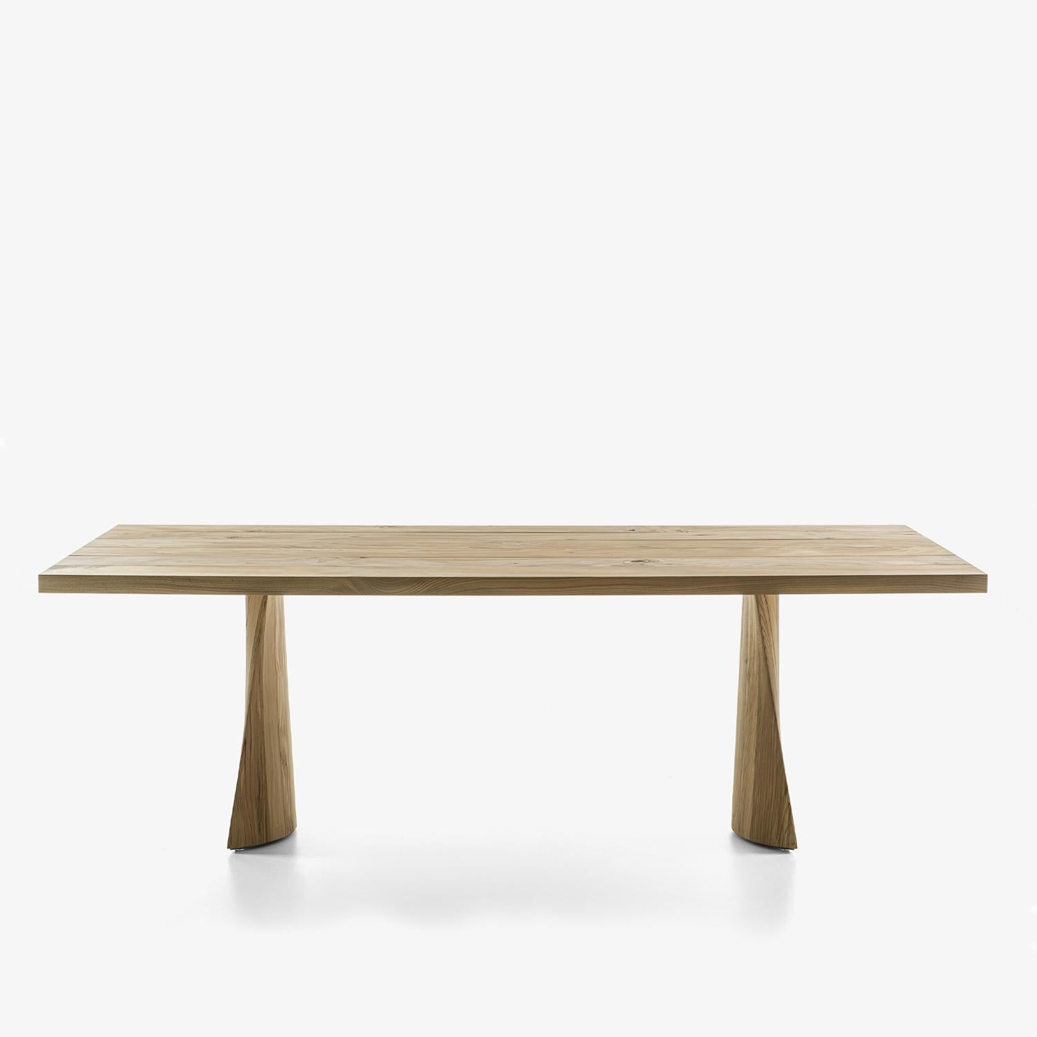 Table de salle à manger Daria Cedar avec toute la structure en bois de cèdre massif.
Avec plateau en cèdre massif à bords biseautés, plateau réalisé avec des éléments juxtaposés. 
lattes. Avec 2 pieds en bois de cèdre massif.
Également disponible