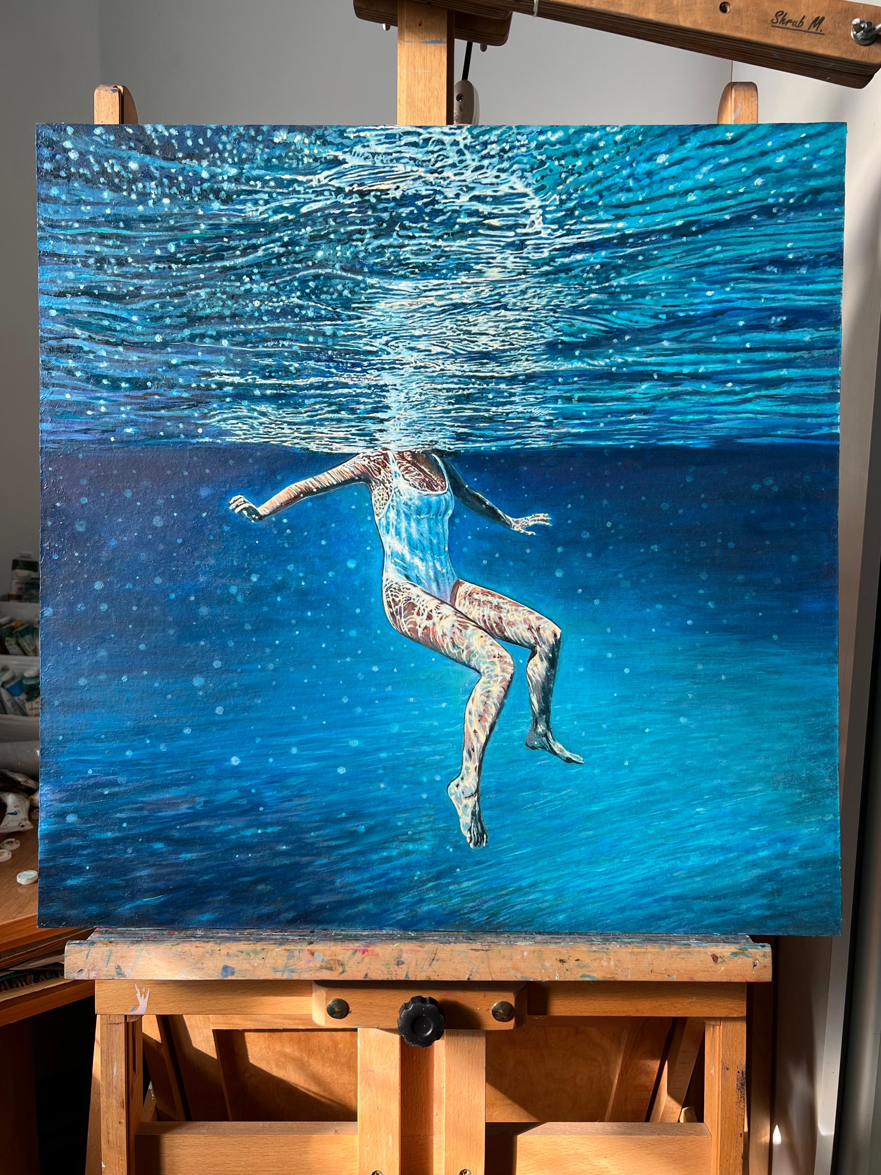 Sie schwebt dort, wo die Stille beginnt - direkt unter der Haut des Wassers.
Ihre Form ist weder da noch weg, sie löst sich in Rhythmus und Licht auf.
Es gibt keine Vergangenheit, keinen Rand, keinen Namen - nur diesen Moment, schwerelos und