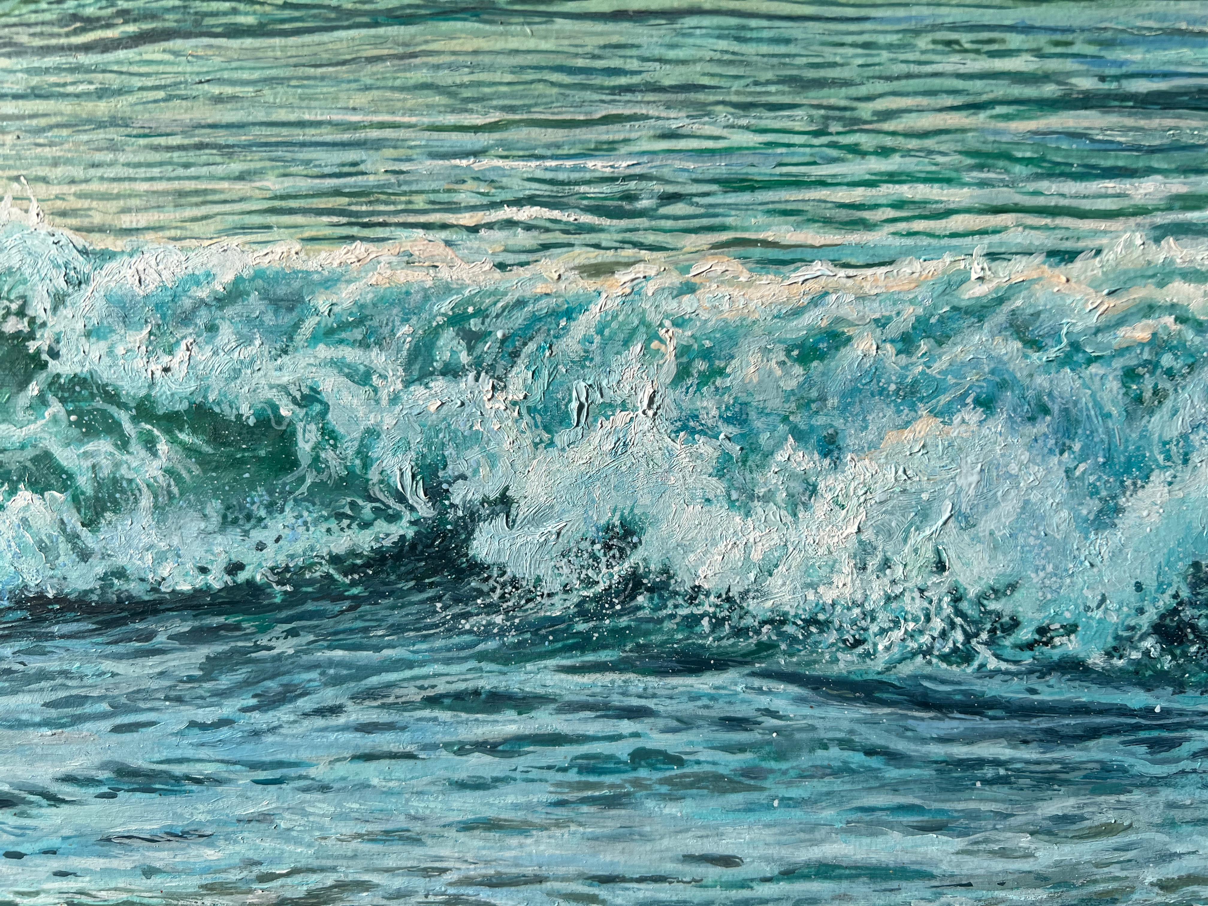 Questo dipinto raffigura un momento magico tra il giorno e la notte in riva al mare. La sabbia conserva ancora il calore del sole che sta scomparendo, mentre le onde danzano lungo la riva, componendo una dolce melodia che si fonde con la calma della
