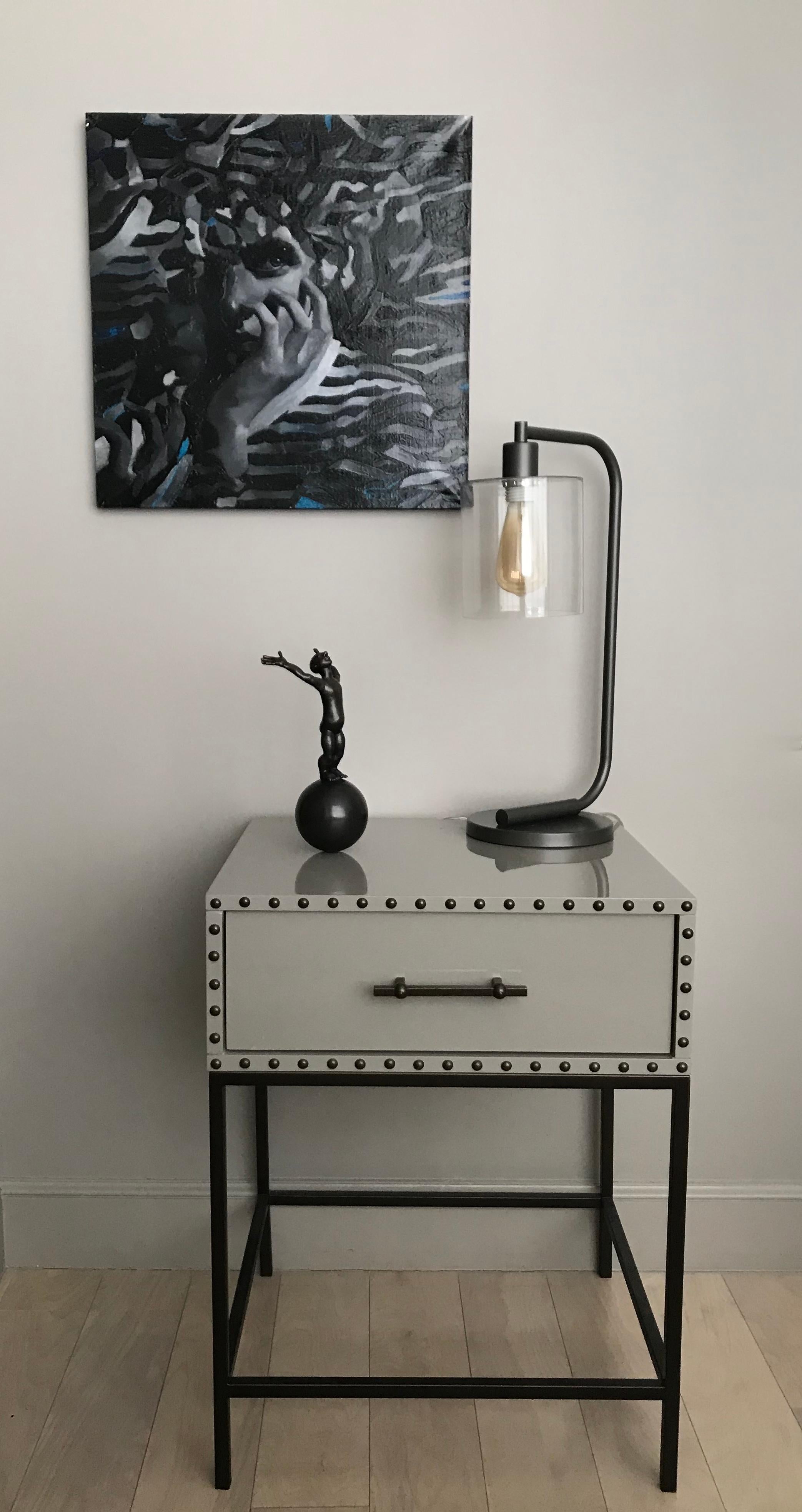 Hide and Seek (Porträt) - abstrakte Kunst, hergestellt in Schwarz-Weiß- und Blautönen – Painting von Daria Kotlyarova