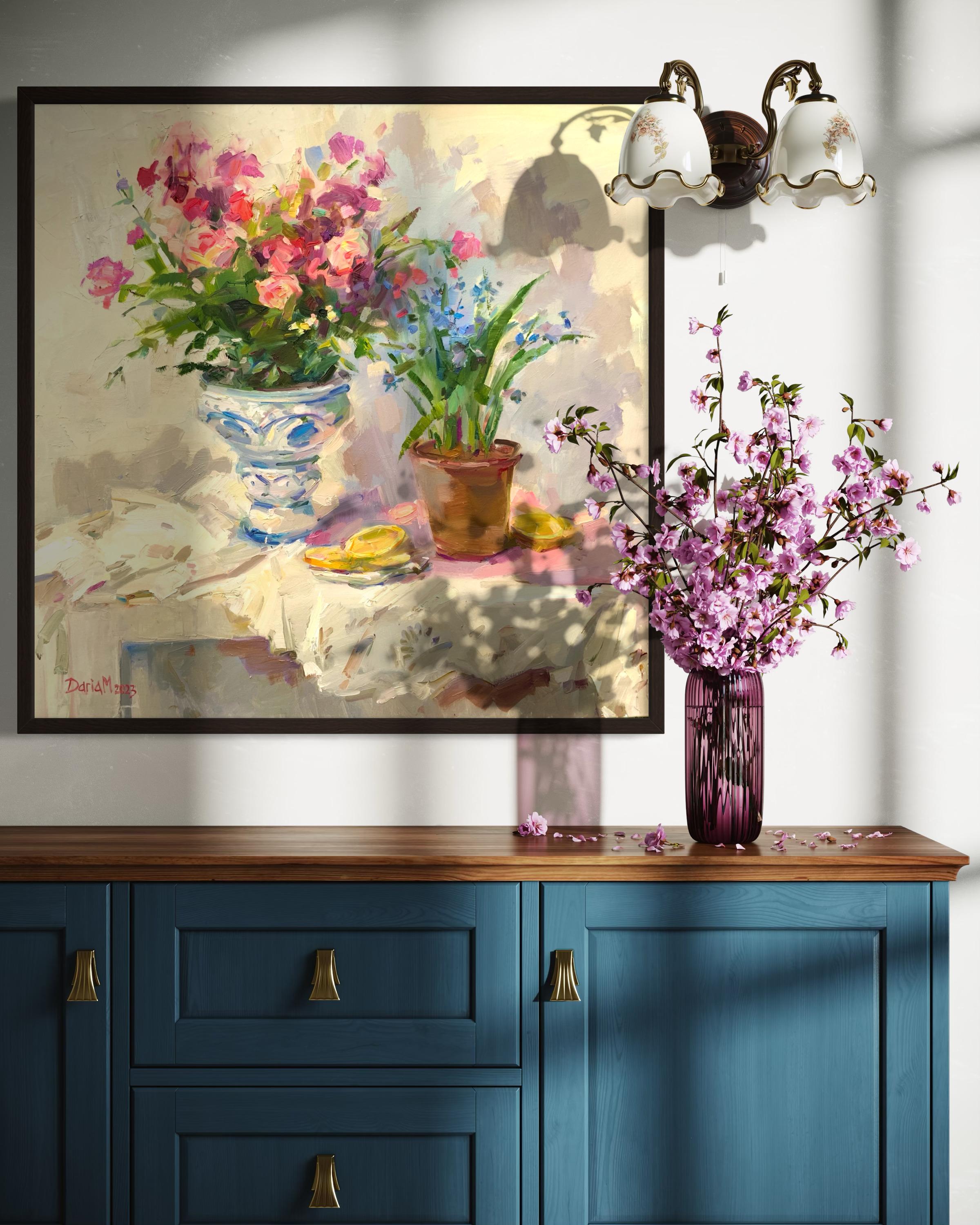 Blumen auf dem weißen Tisch im Angebot 5
