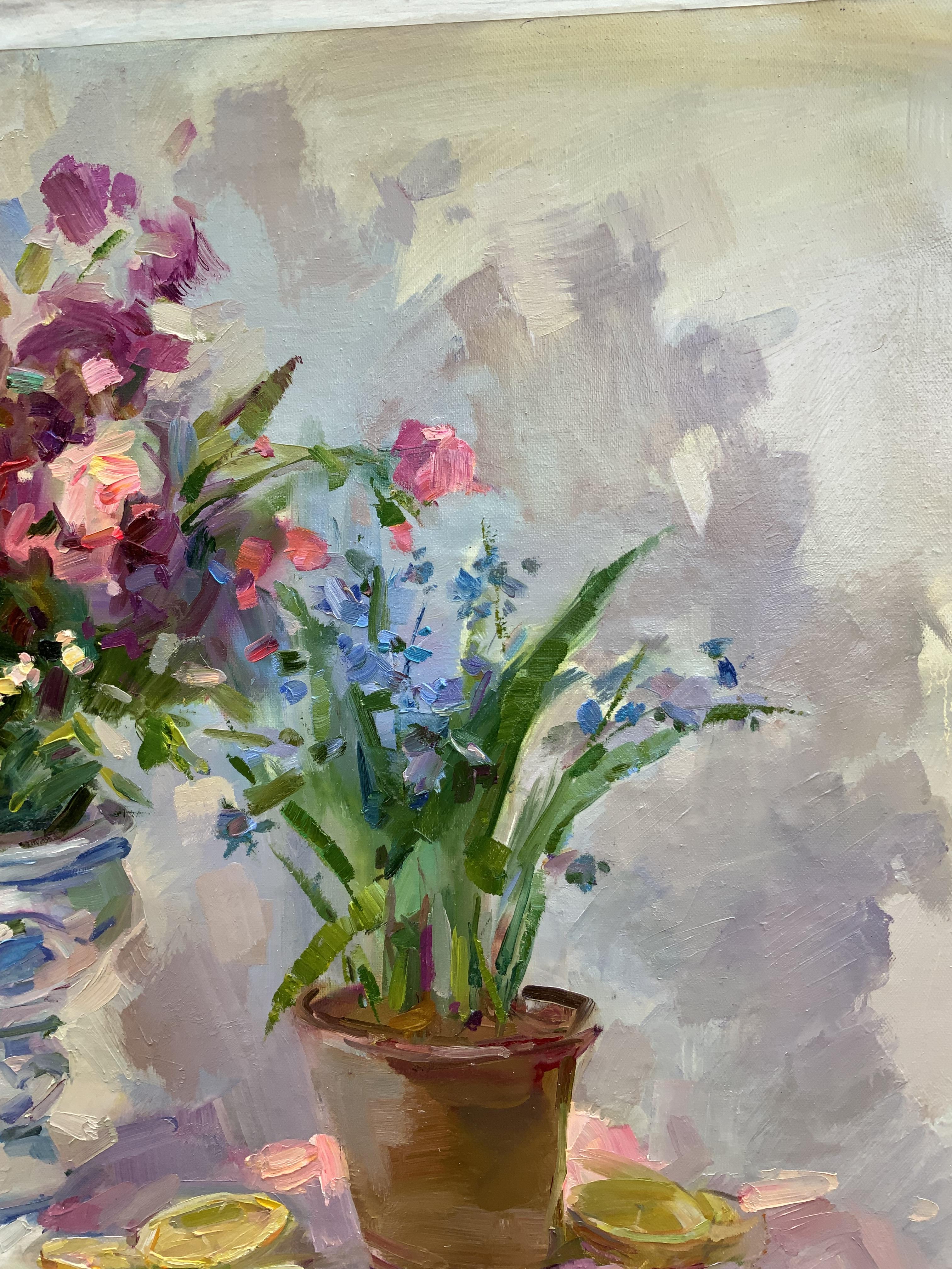 Blumen auf dem weißen Tisch – Painting von Daria Molostnova